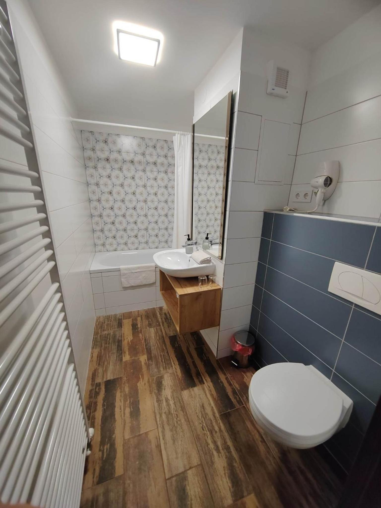Triple Room with Balcony - Photo 5