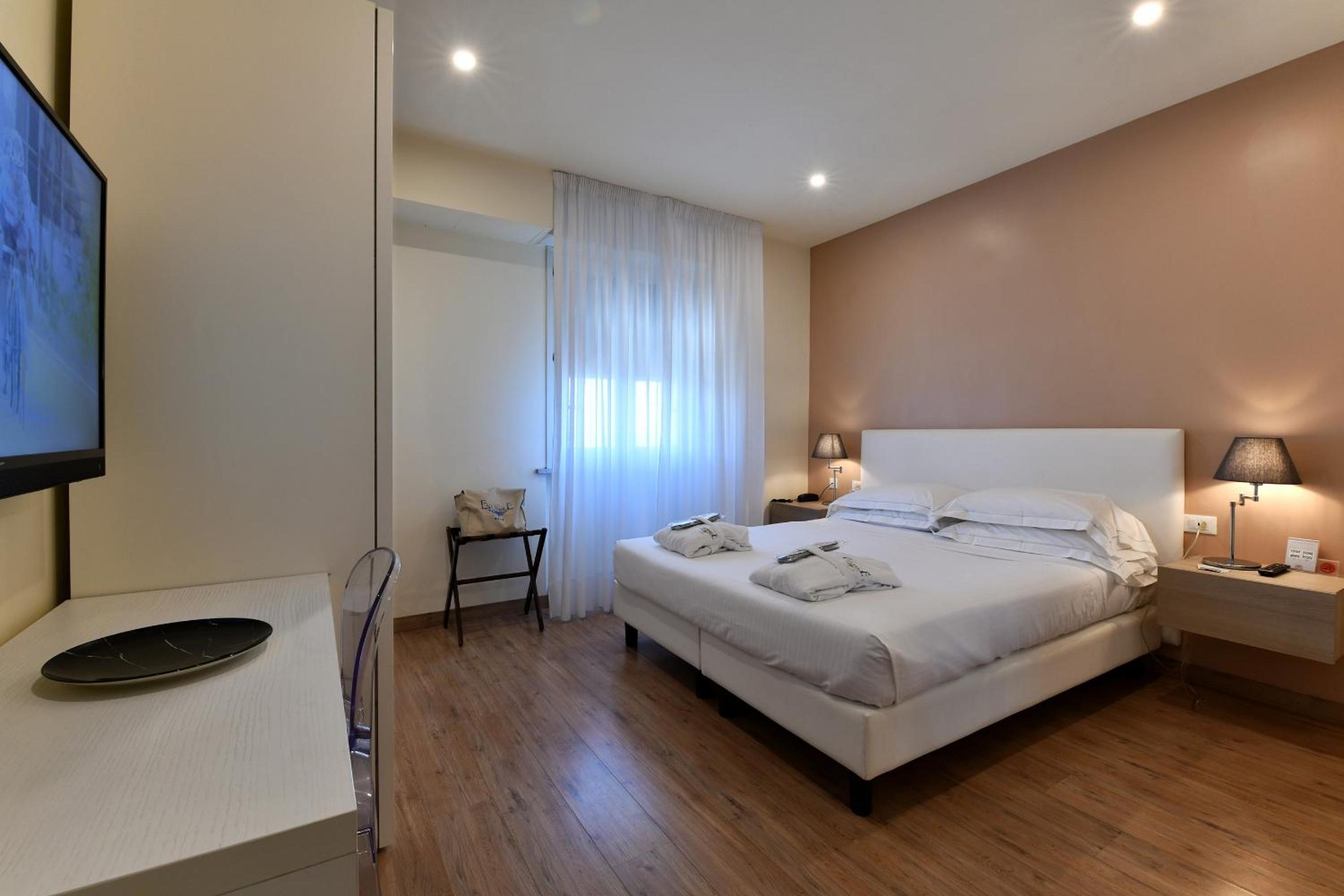 Junior Suite with Lateral Sea View - Photo 4