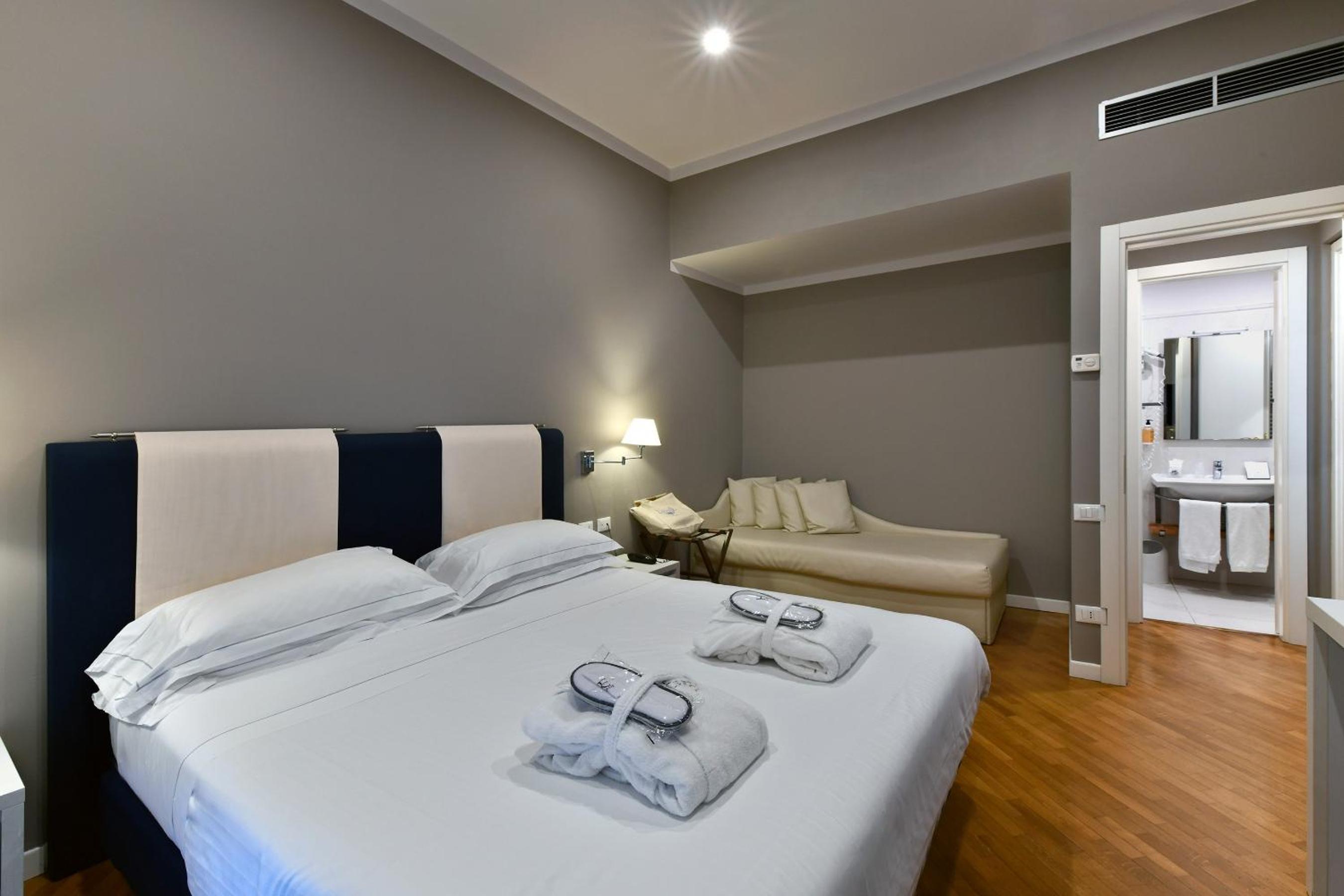 Junior Suite with Lateral Sea View - Photo 9