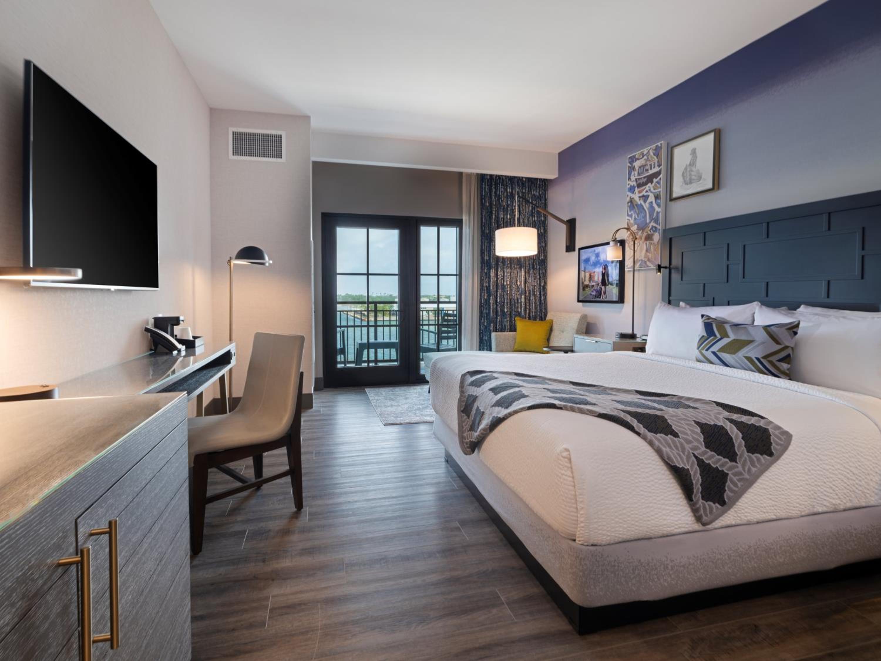 Premium King Room with Balcony and Bay View - Photo 2