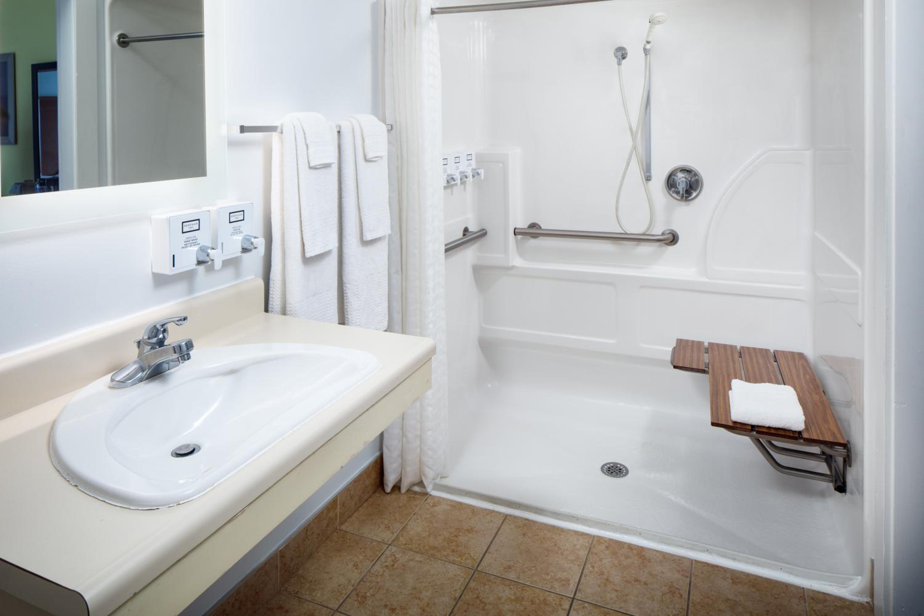 King Room with Roll-In Shower - Disability Access - Photo 4