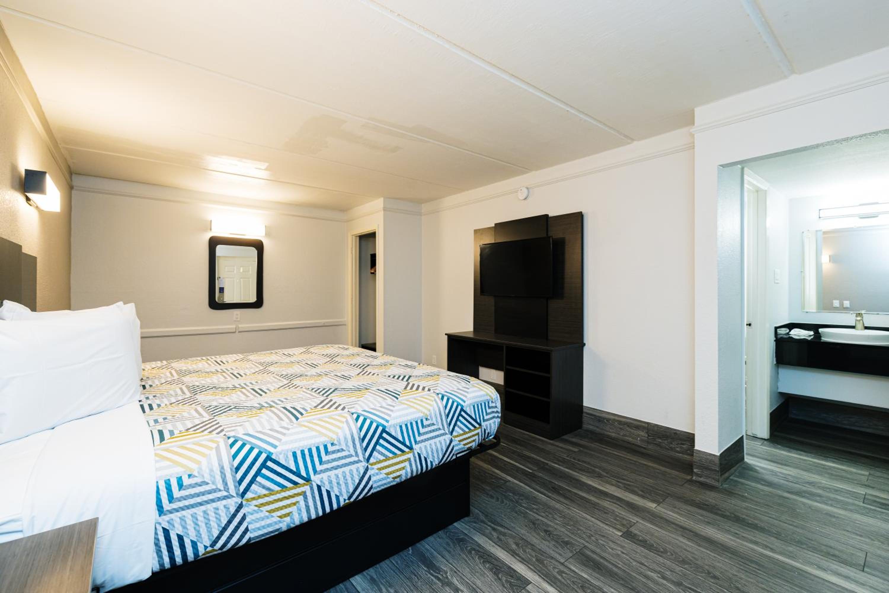 1 King Bed | Kitchen - Photo 1