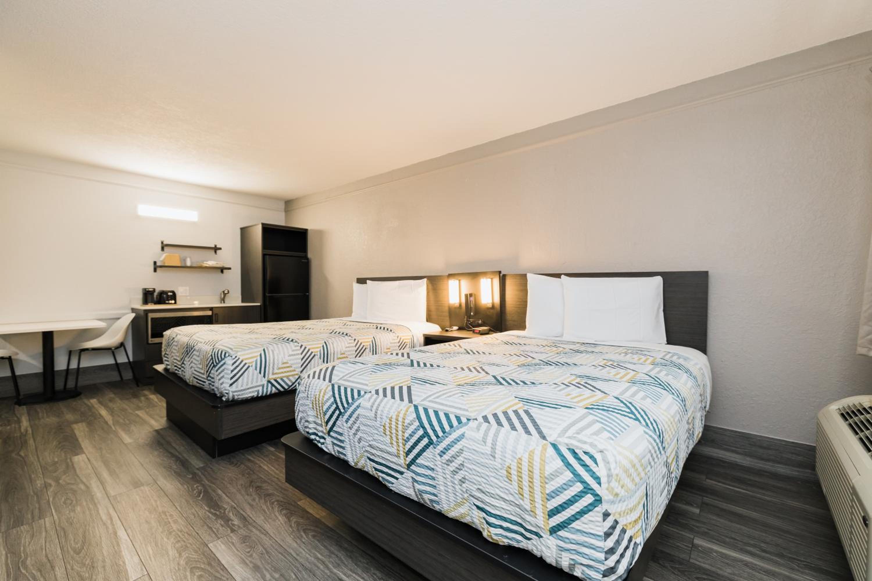 2 Full Beds | Kitchen, Smoking - Photo 10