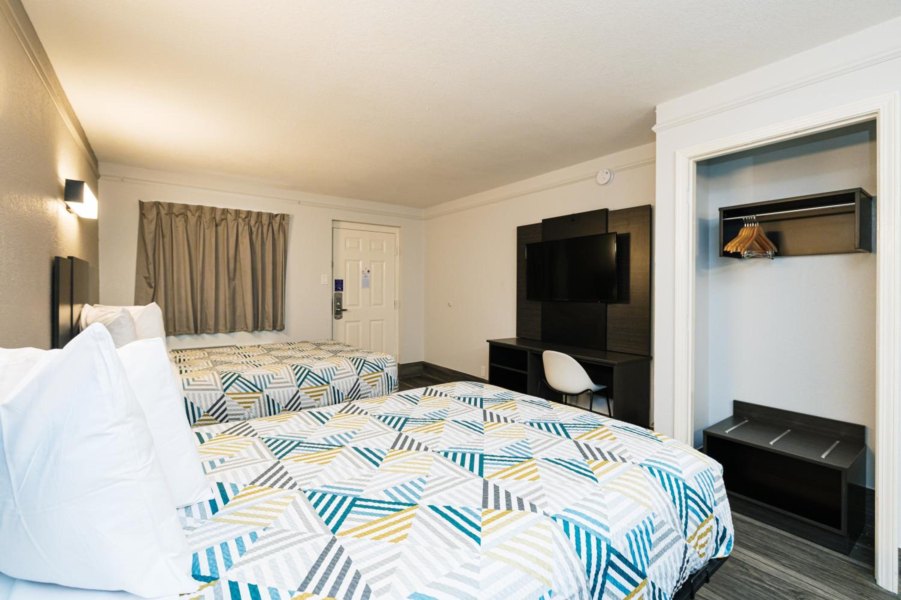2 Full Beds | Kitchen, Smoking - Photo 9