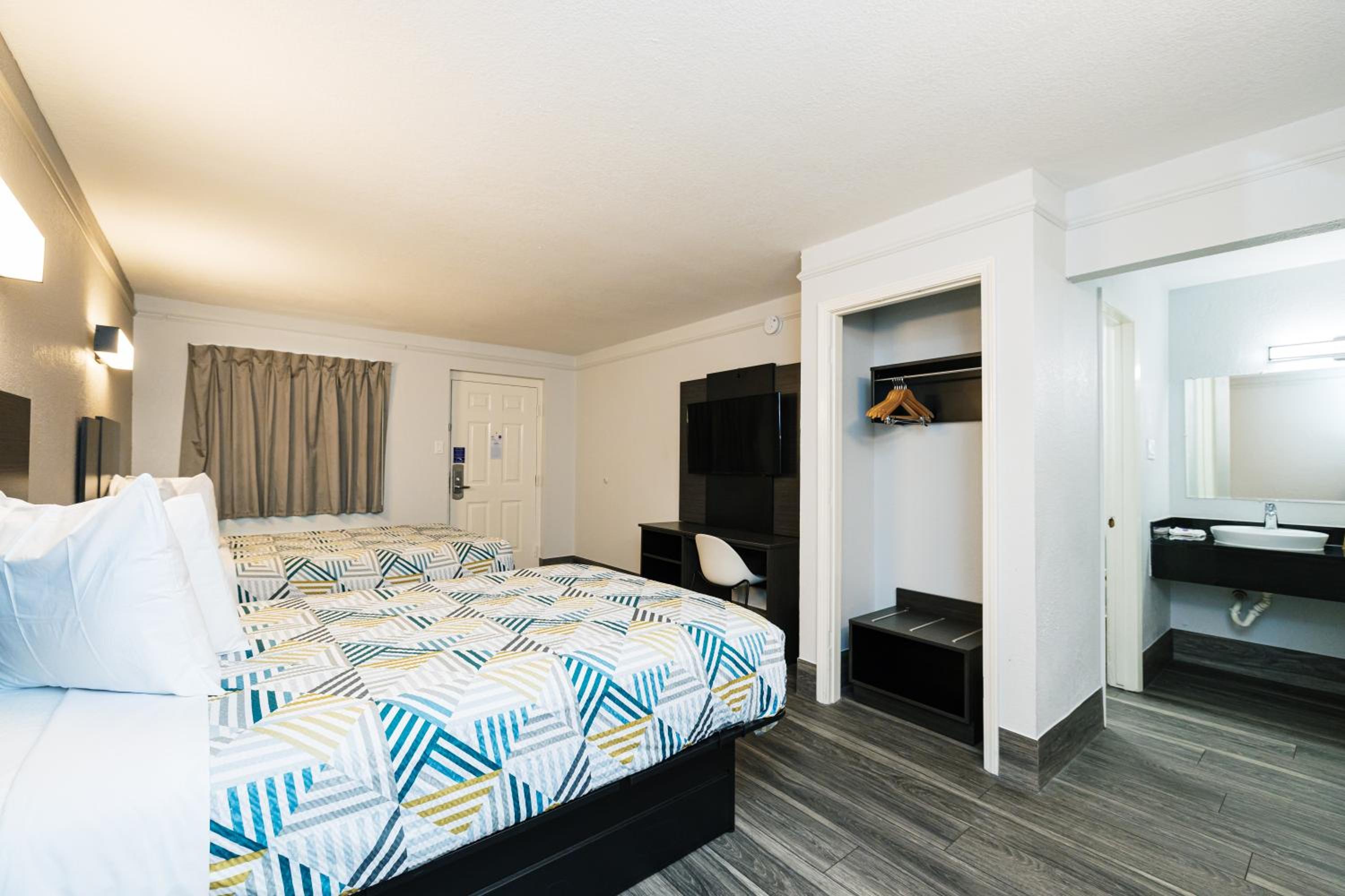2 Full Beds | Kitchen, Smoking - Photo 8