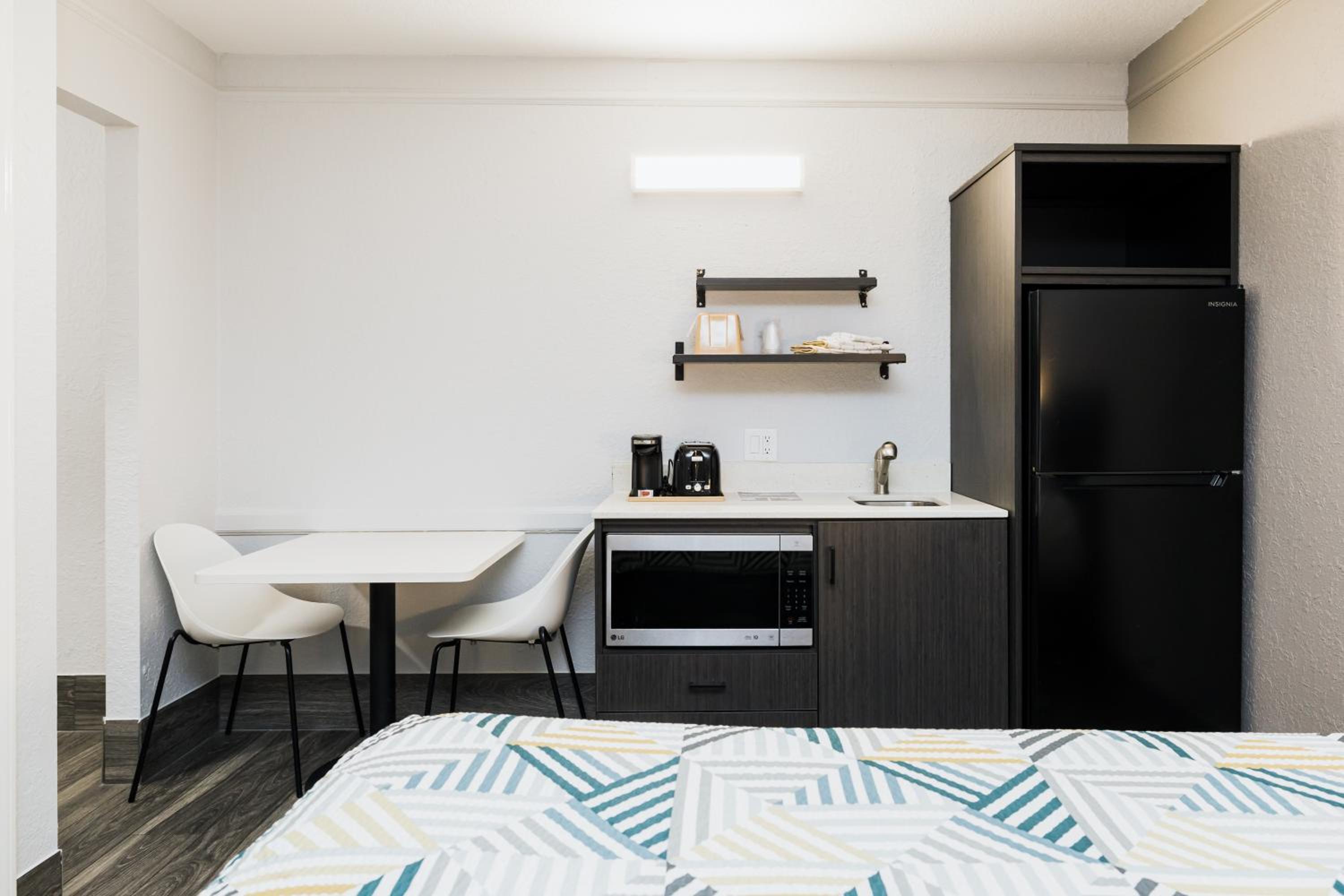 2 Full Beds | Kitchen, Smoking - Photo 13