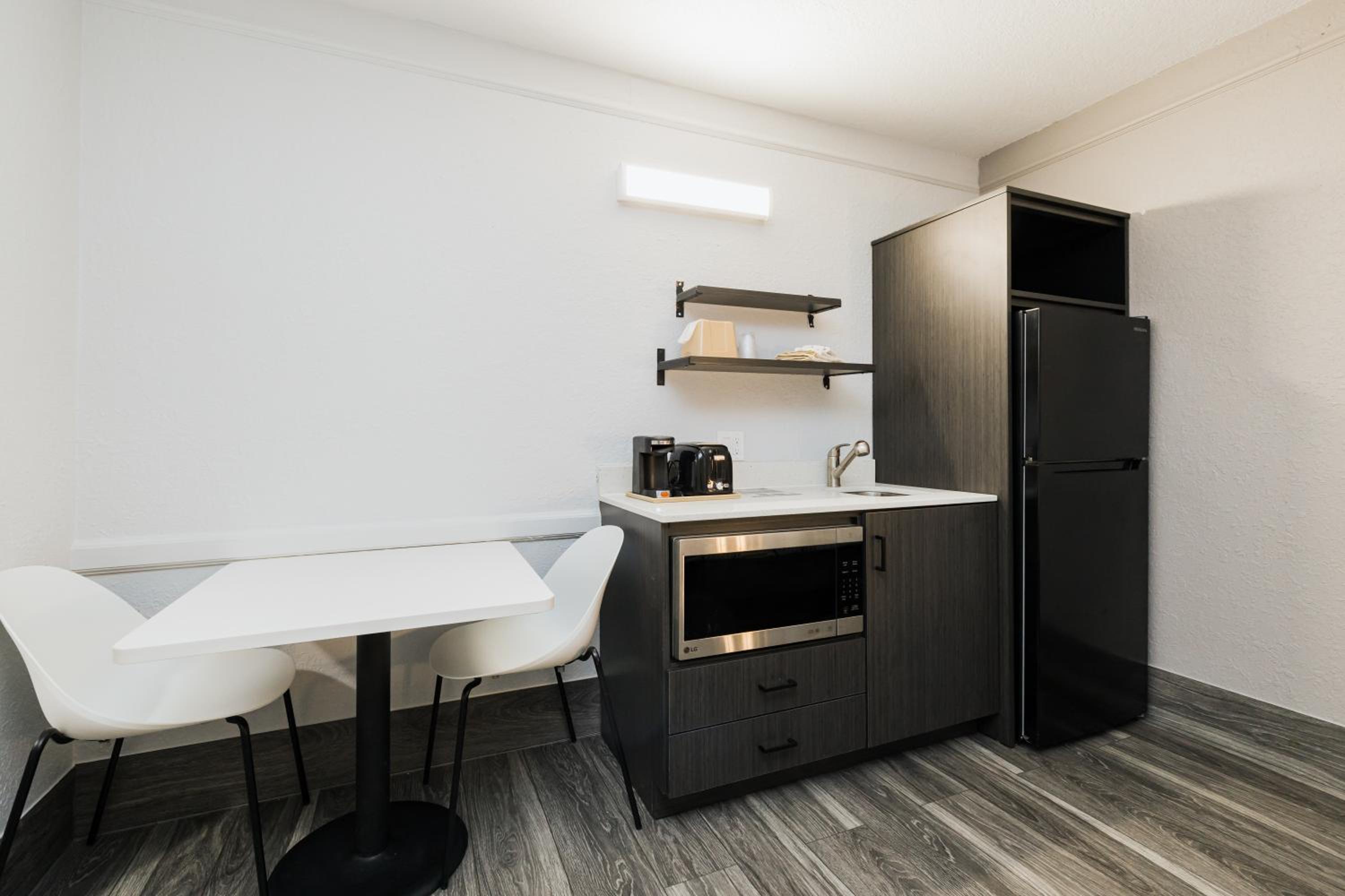 2 Full Beds | Kitchen, Smoking - Photo 5