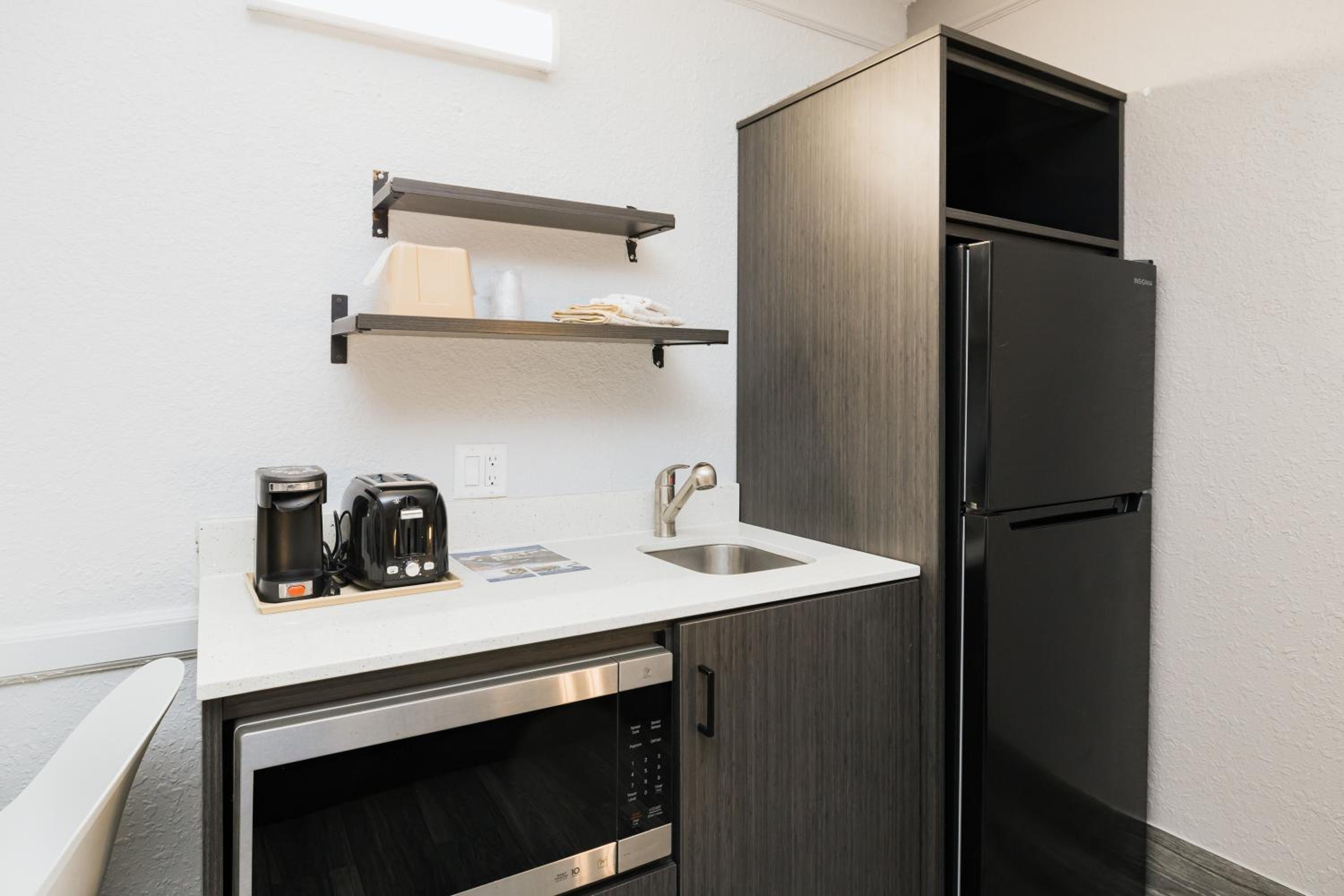 2 Full Beds | Kitchen, Smoking - Photo 11