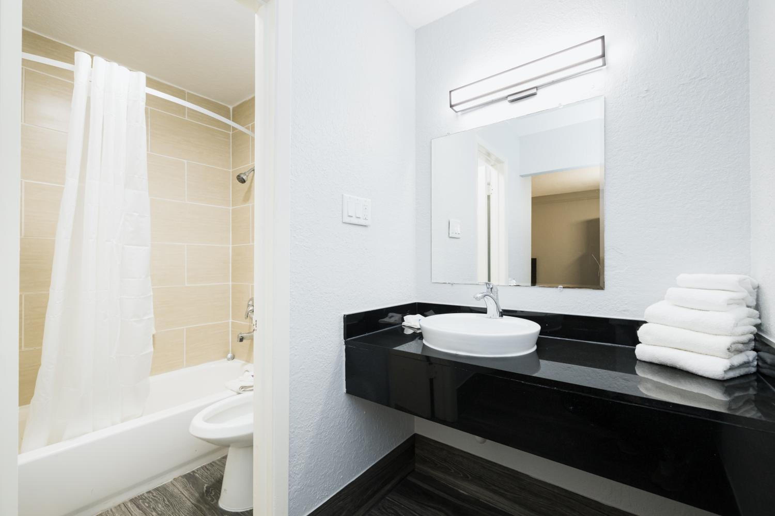 2 Full Beds | Kitchen, Smoking - Photo 7