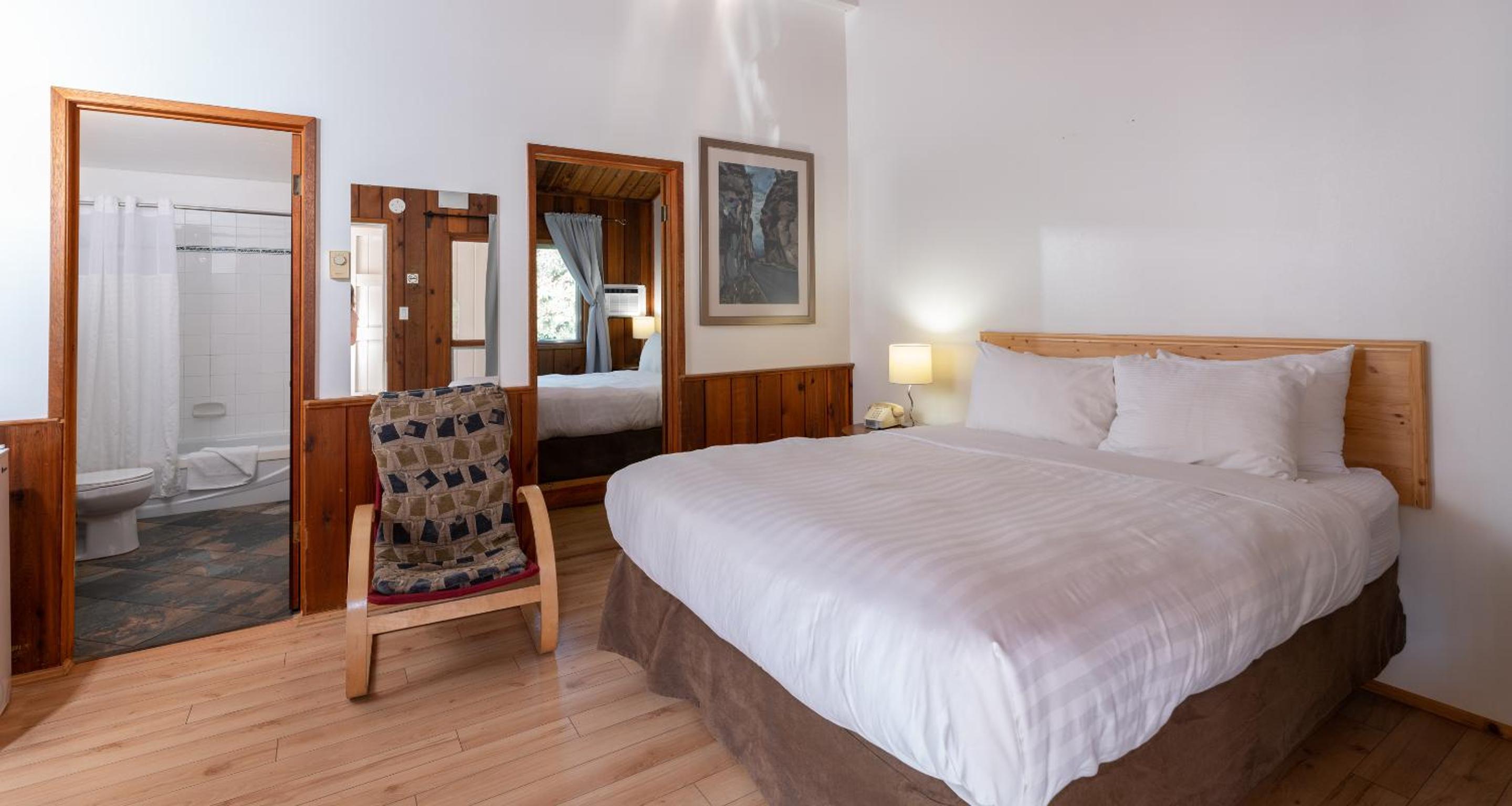Deluxe Queen Room with Two Queen Beds (2 Adults) photo 1