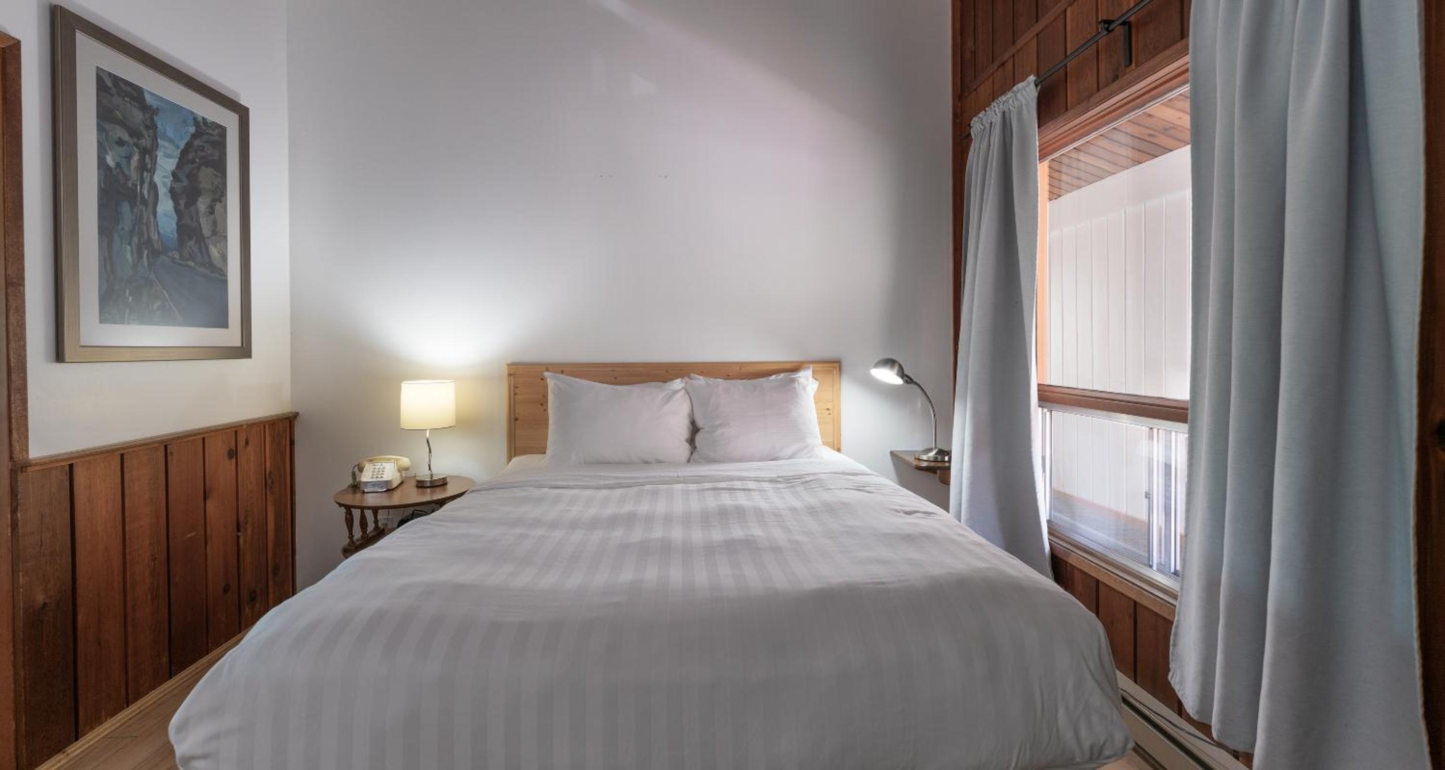 Deluxe Queen Room with Two Queen Beds (2 Adults) photo 2