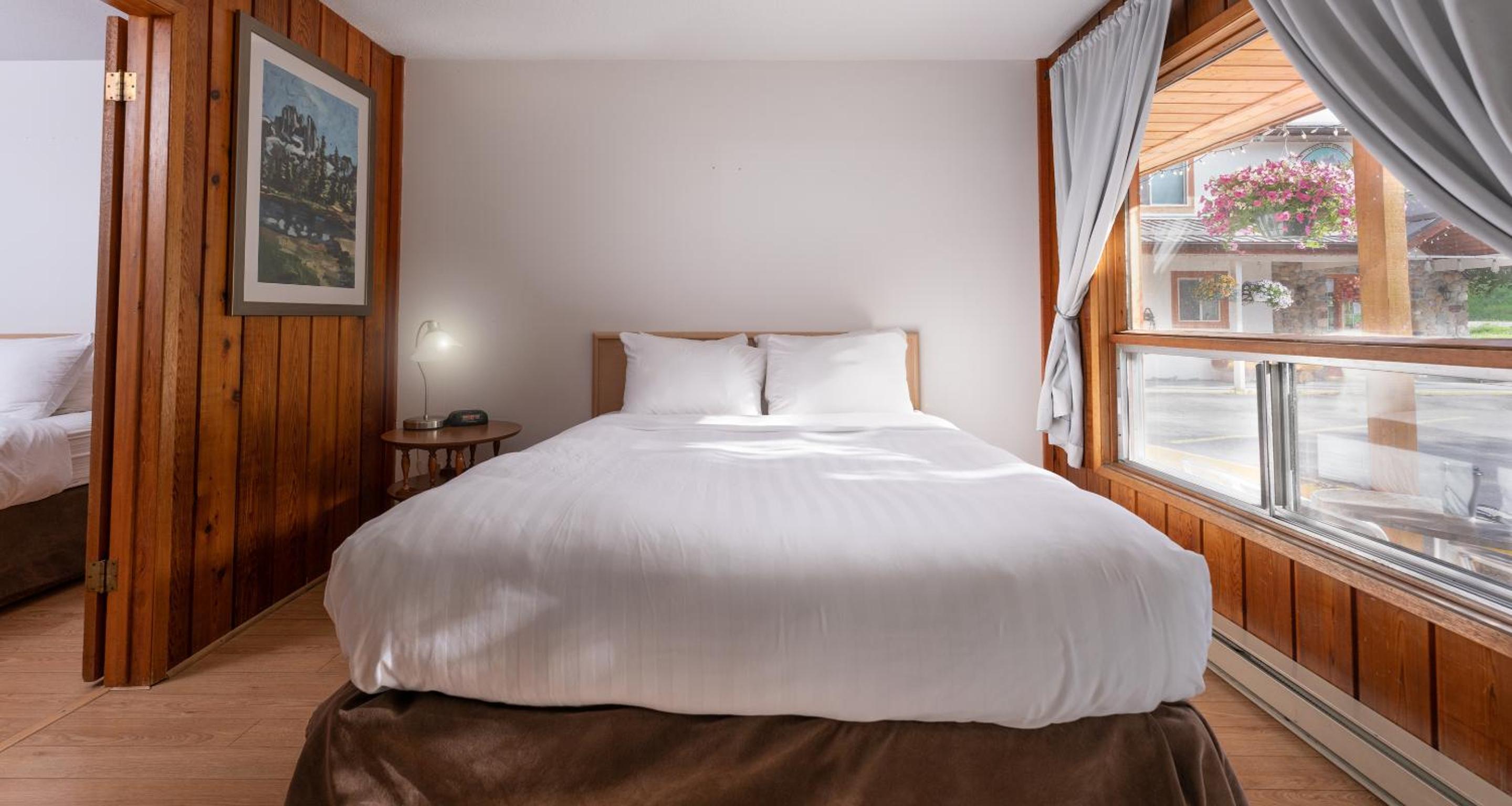 Deluxe Queen Room with Two Queen Beds (2 Adults) photo 3