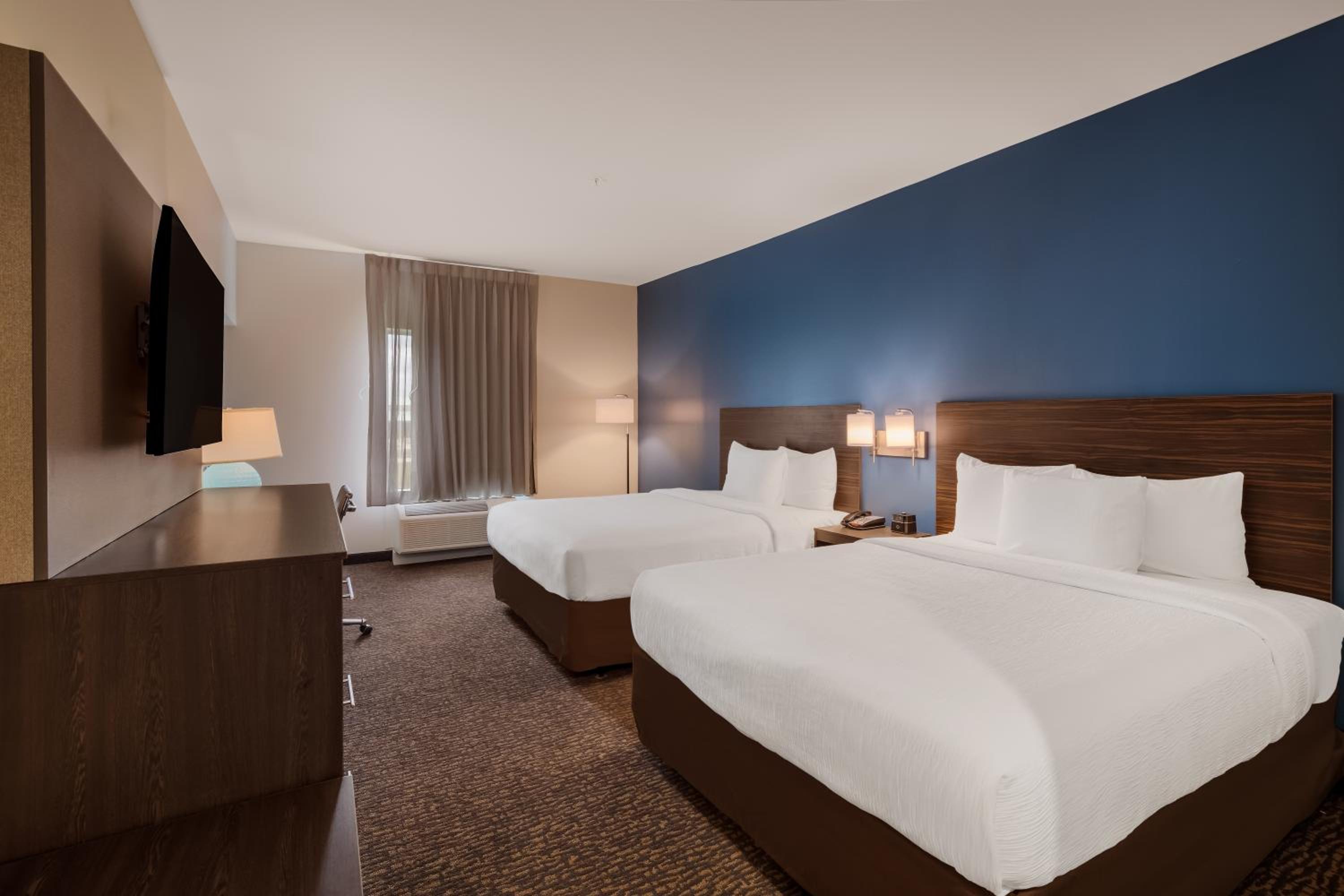 Queen Room with Two Queen Beds, Mobility/Hearing Impaired Access and Bathtub with Grab Bars, Non-Smoking - Photo 3
