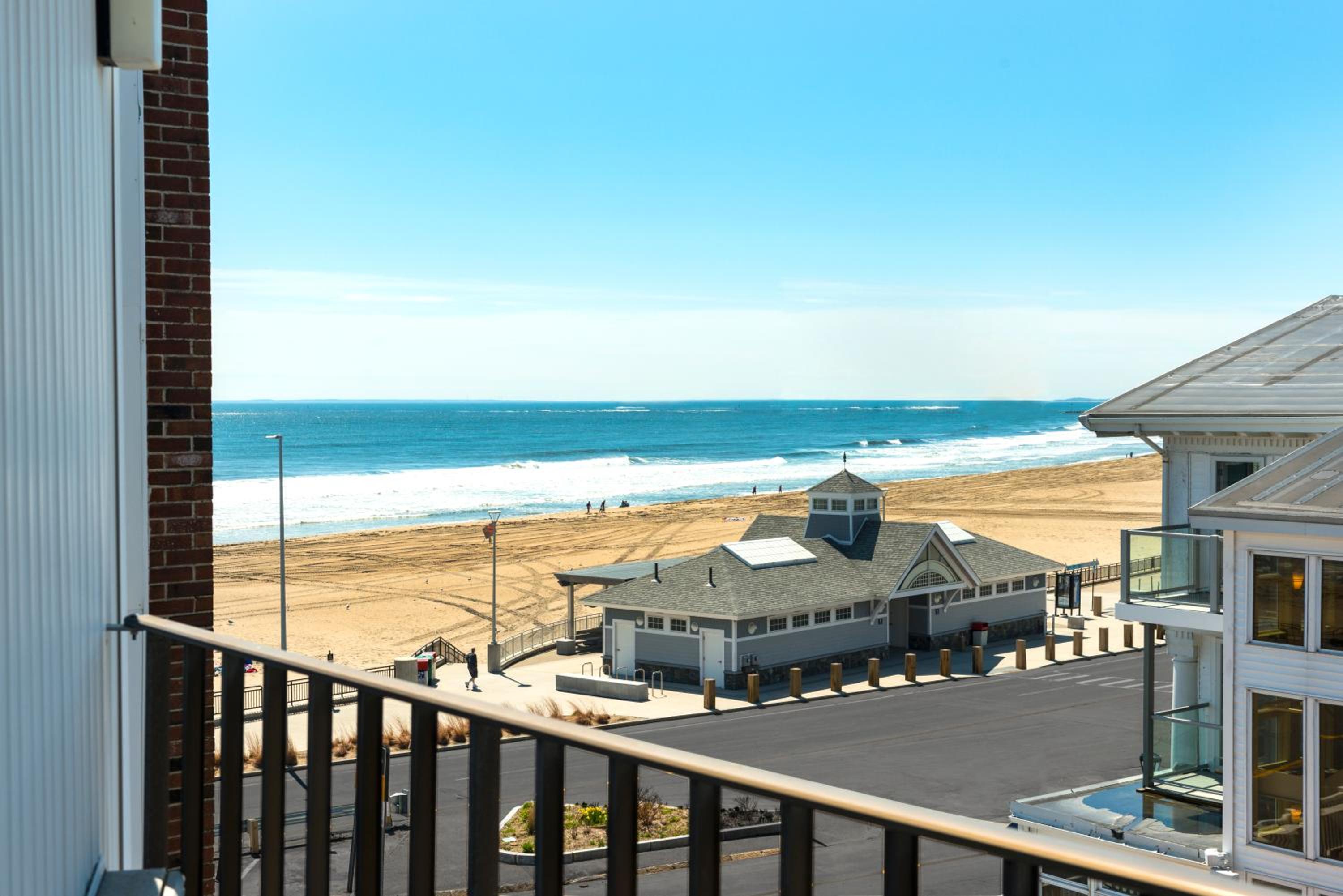Deluxe King Room with Partial Ocean View - Photo 2