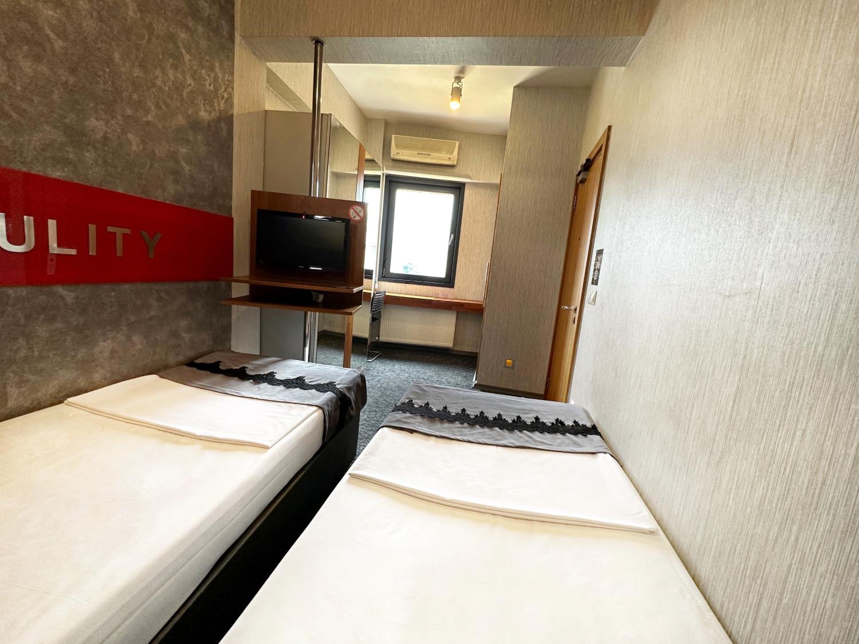 Standard Twin Room photo 2