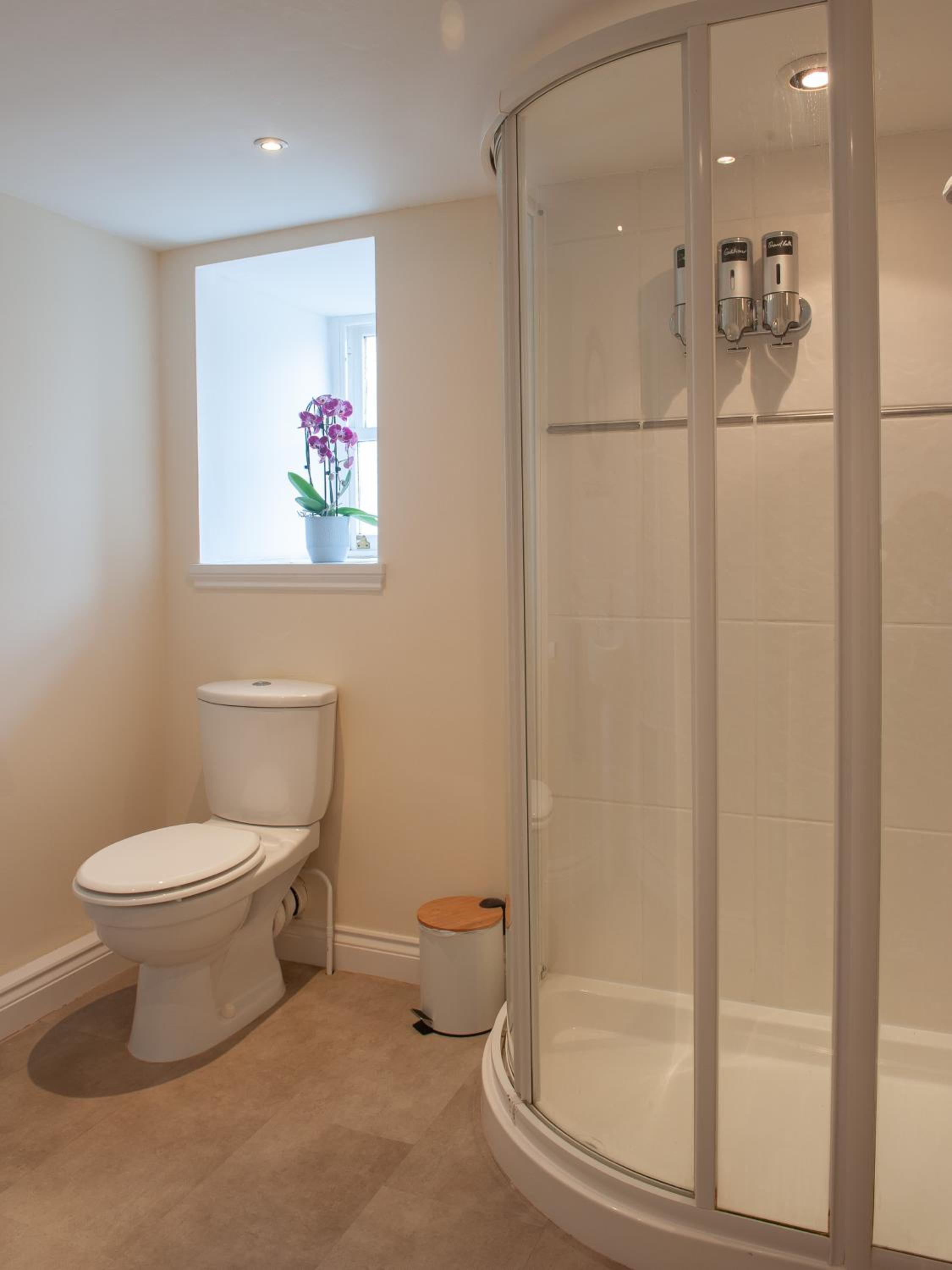 Quadruple Room with Bathroom - Photo 22
