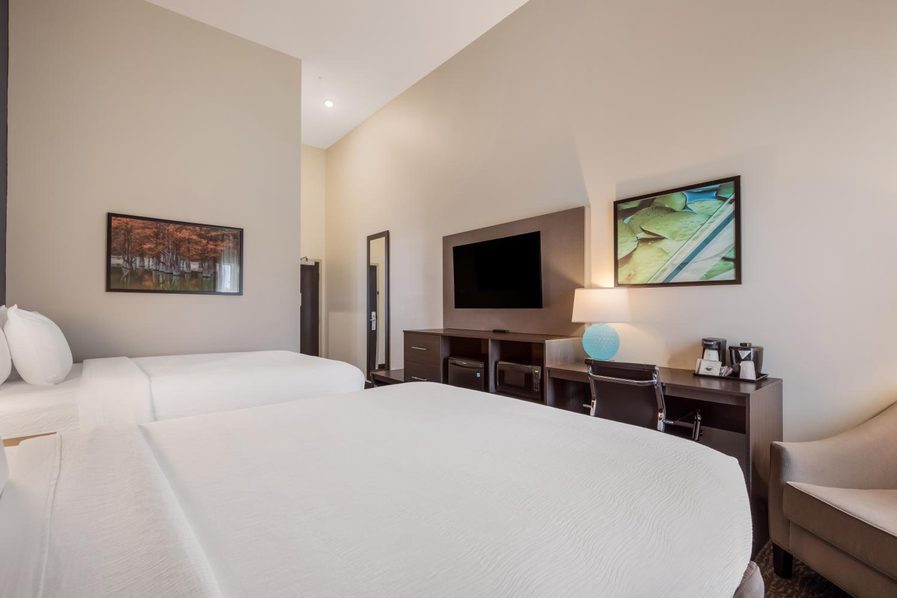 Queen Room with Two Queen Beds - Non-Smoking - Photo 2