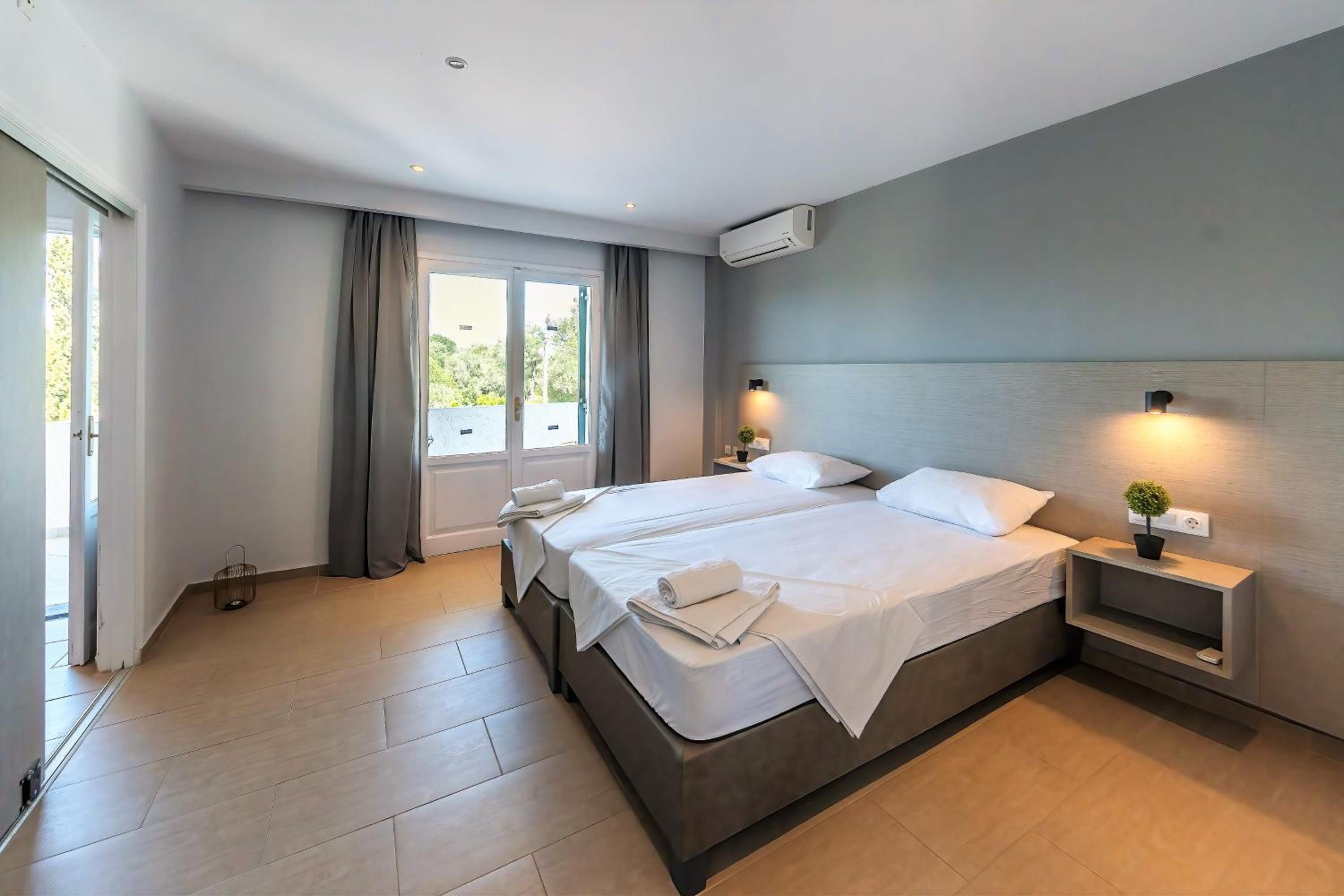 Quadruple Room with Balcony photo 2