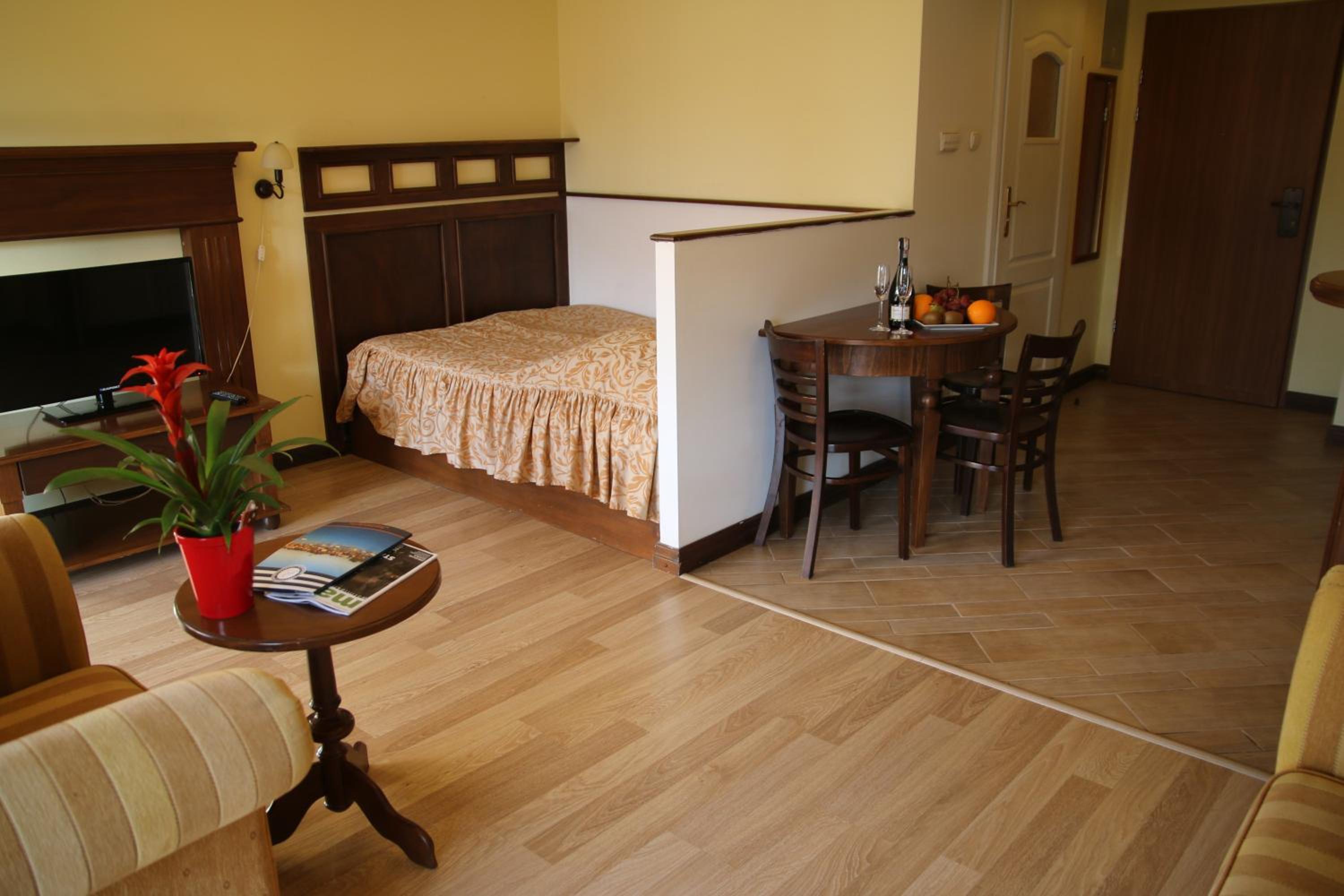 Apartment with Balcony - Photo 22