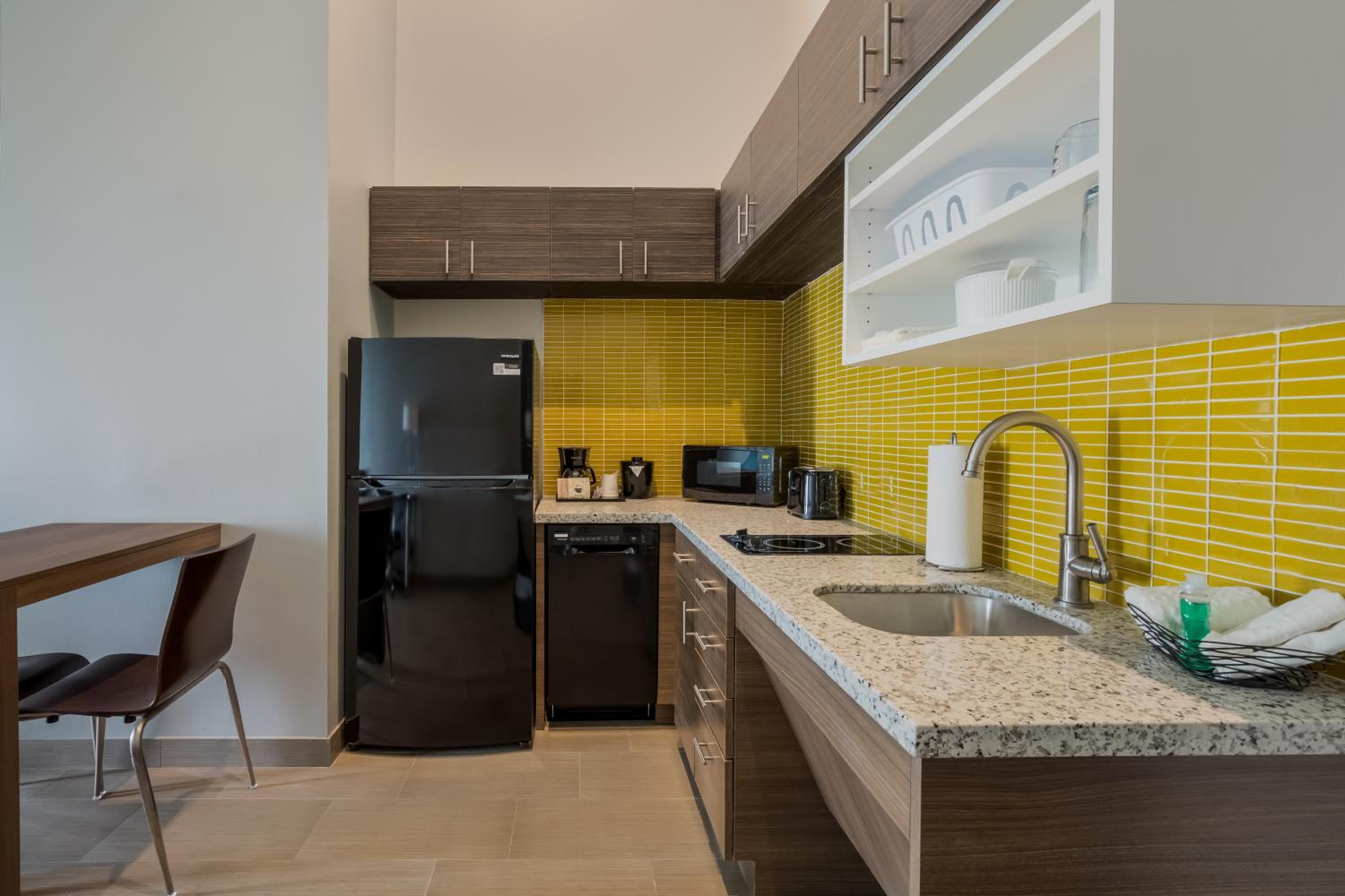 Studio King Suite with Full Kitchenette - Non-Smoking - Photo 2