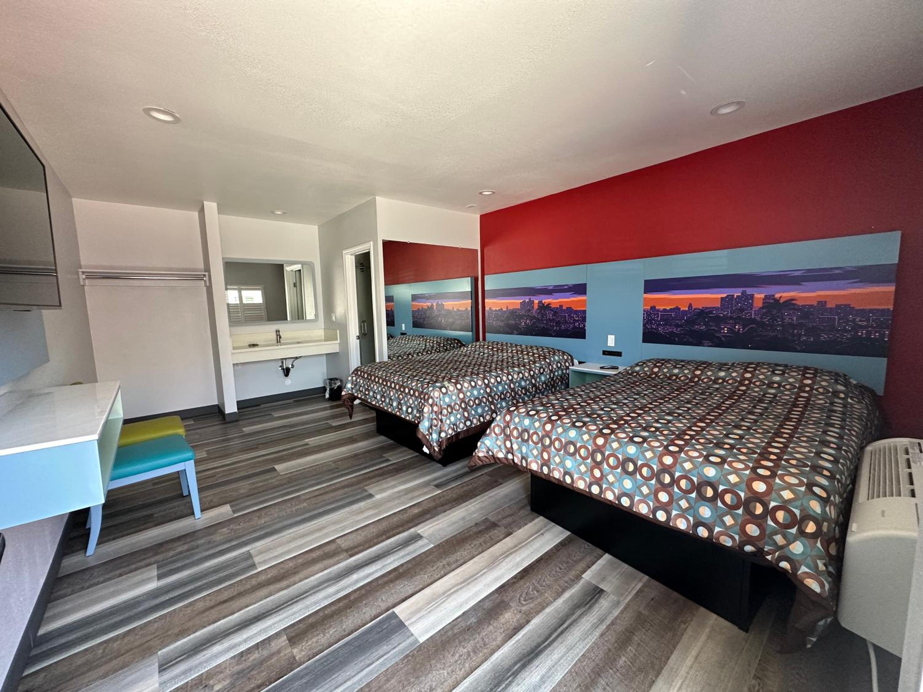 Queen Room with Two Queen Beds photo 1