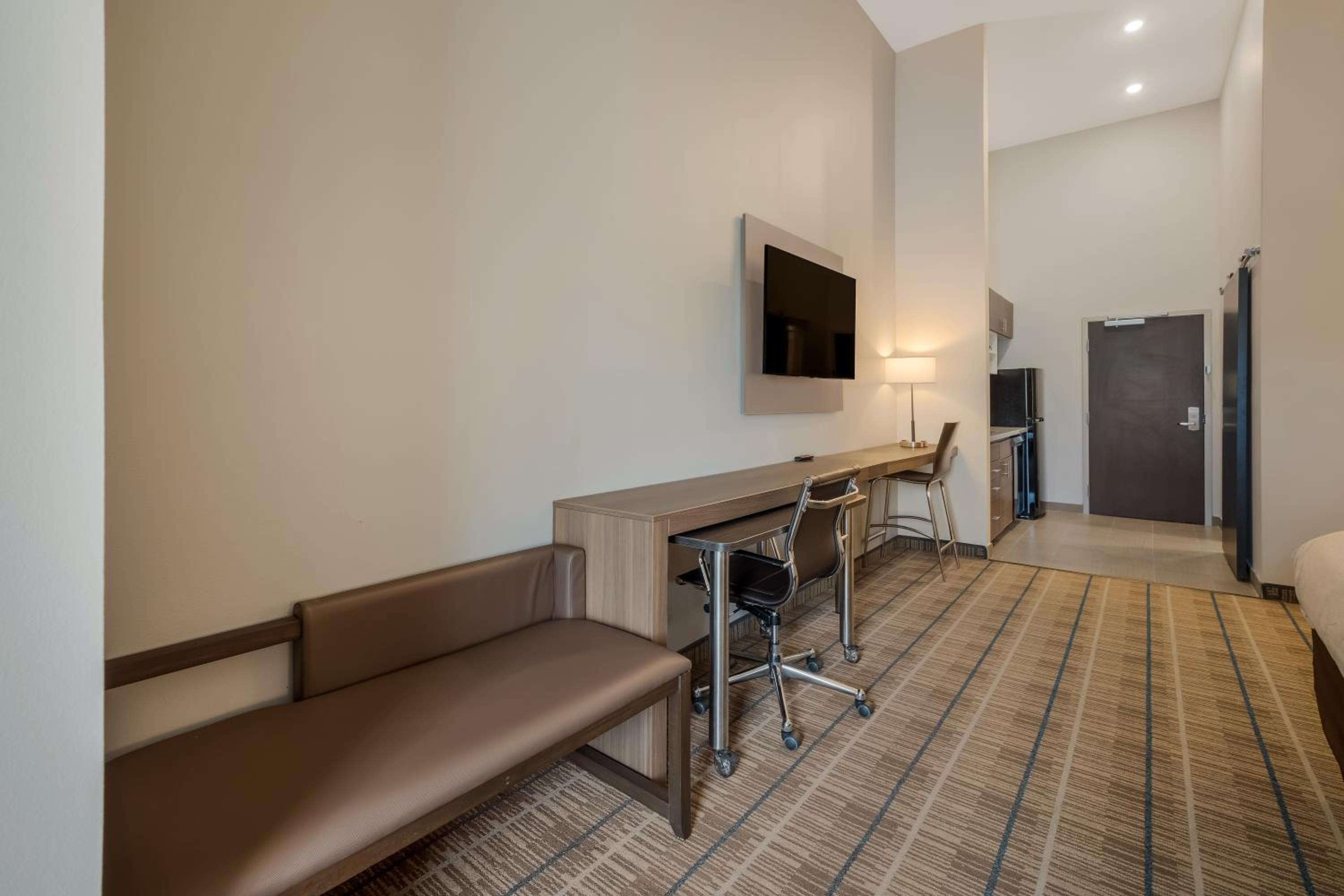 Studio Queen Suite with Full Kitchenette - Non-Smoking - Photo 1