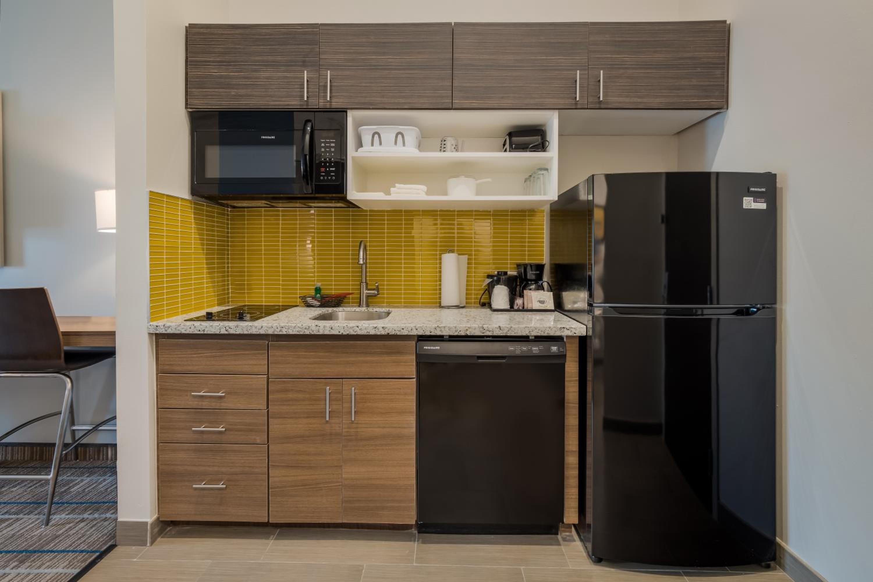 Studio Queen Suite with Full Kitchenette - Non-Smoking - Photo 3