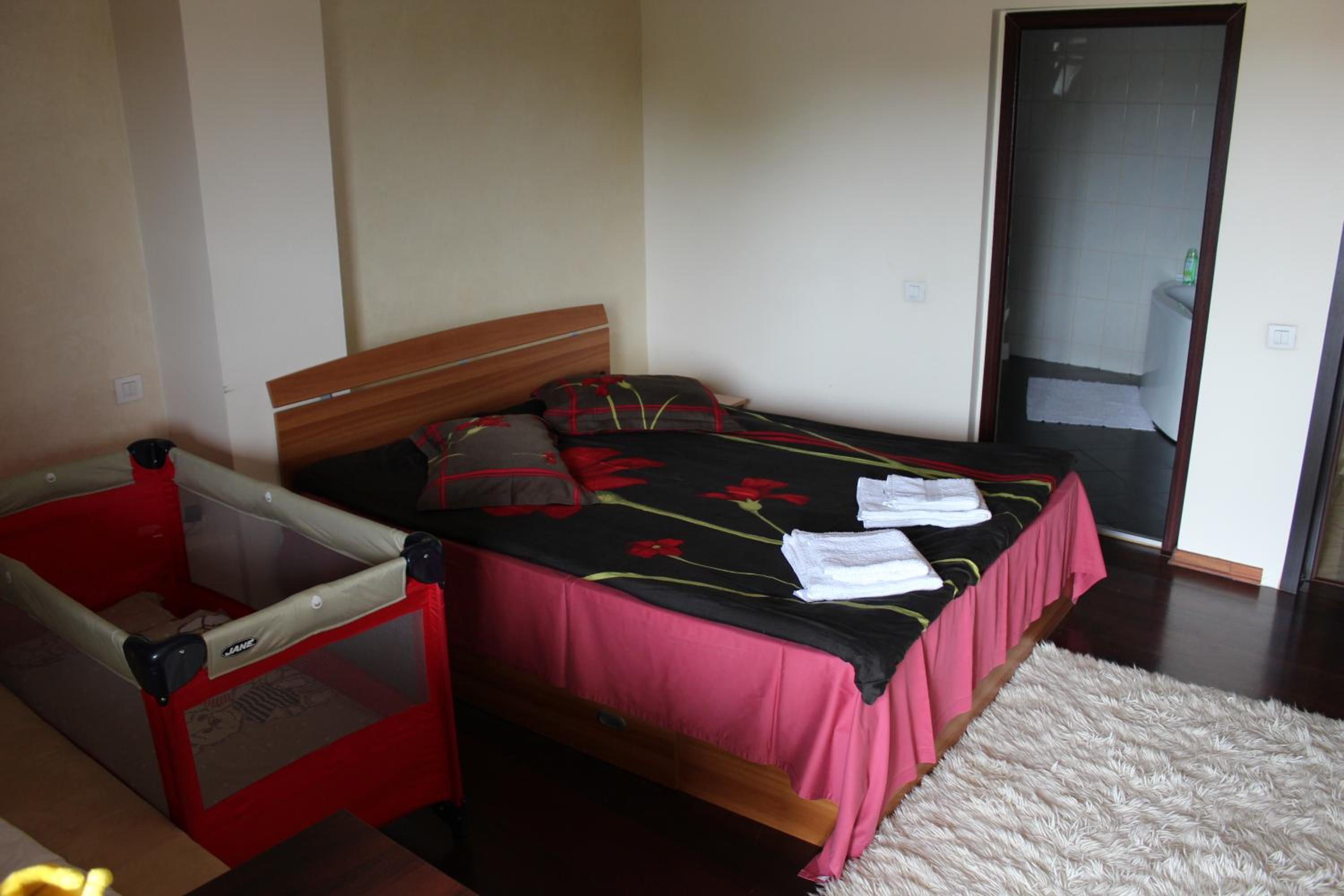 Queen Room with Balcony - Photo 2
