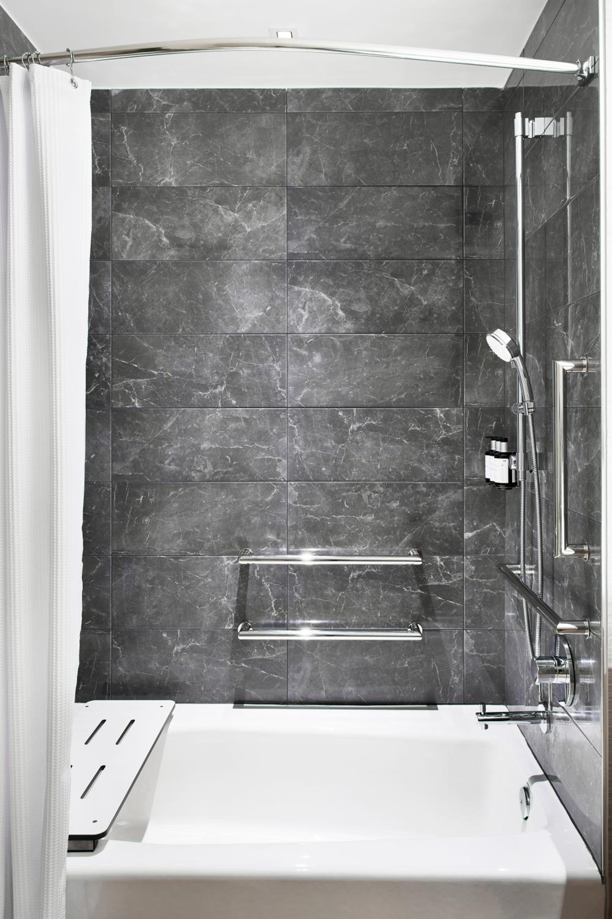 King Room with Adapted Tub - Mobility Accessible photo 2