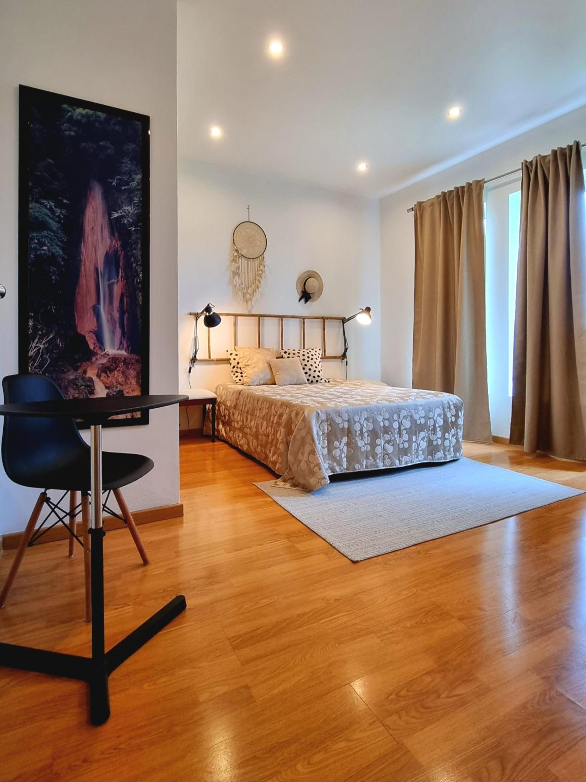 One-Bedroom Apartment photo 1