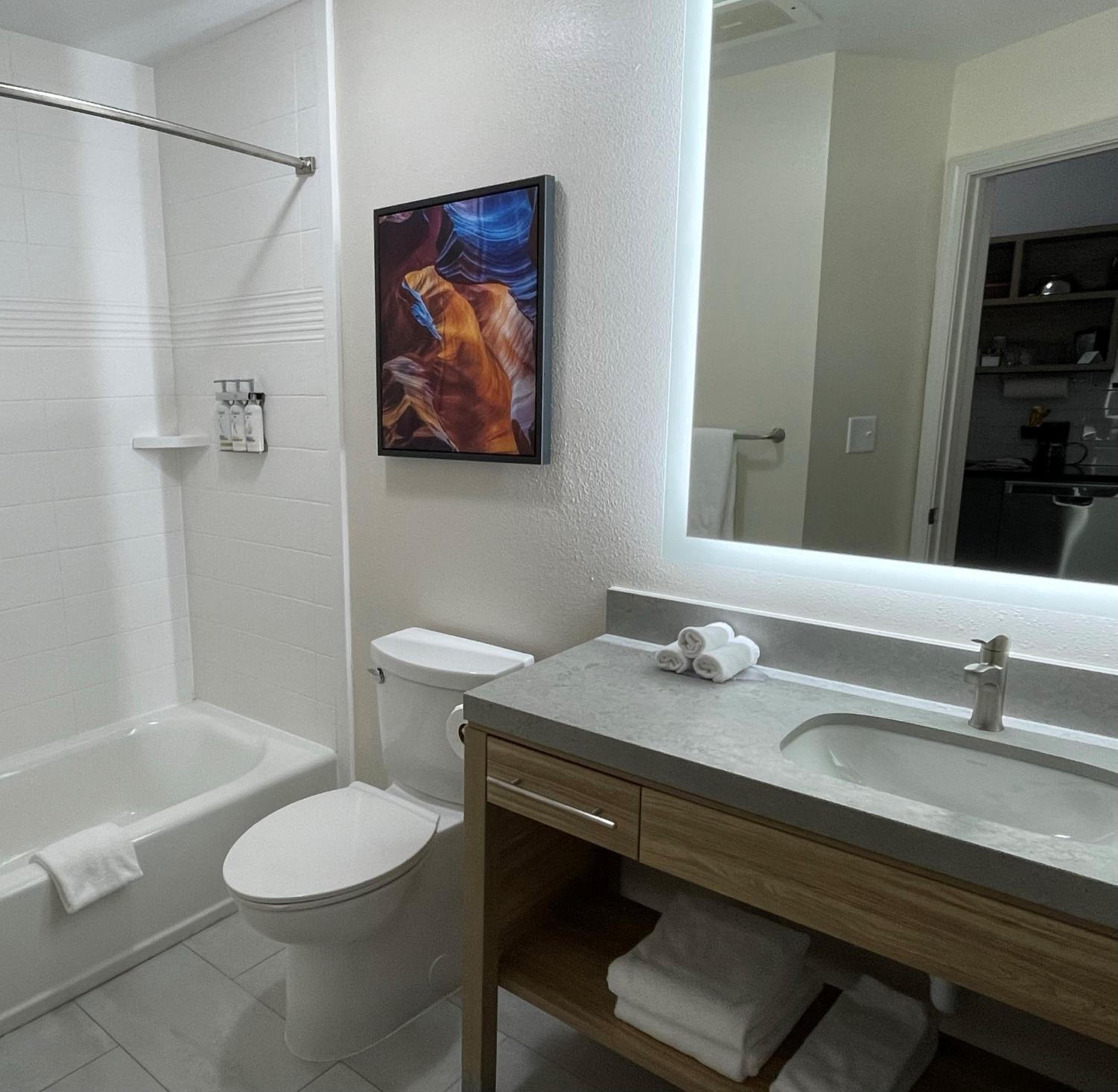 Queen Studio Suite - Photo 3