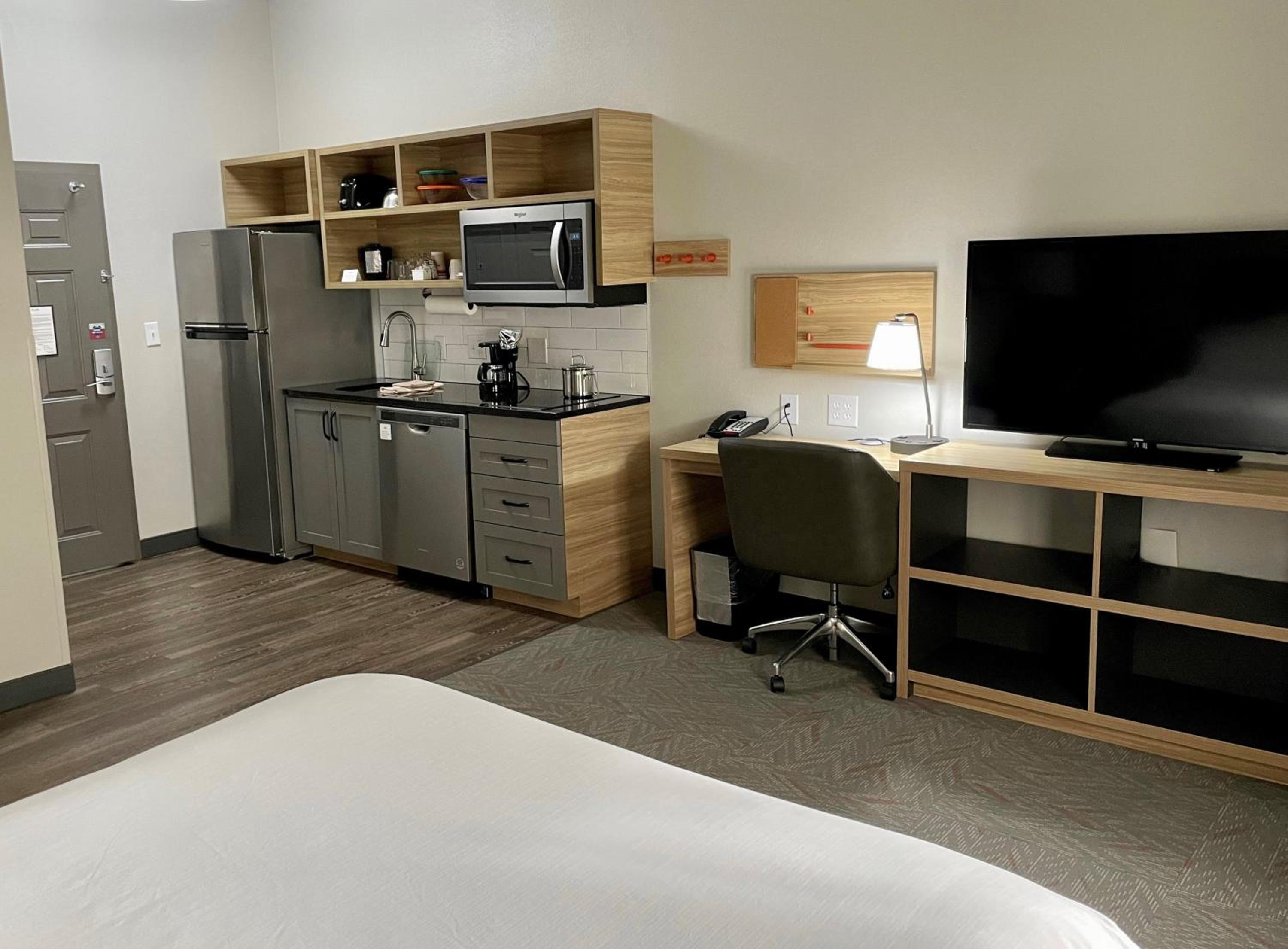 Queen Studio Suite - Photo 6