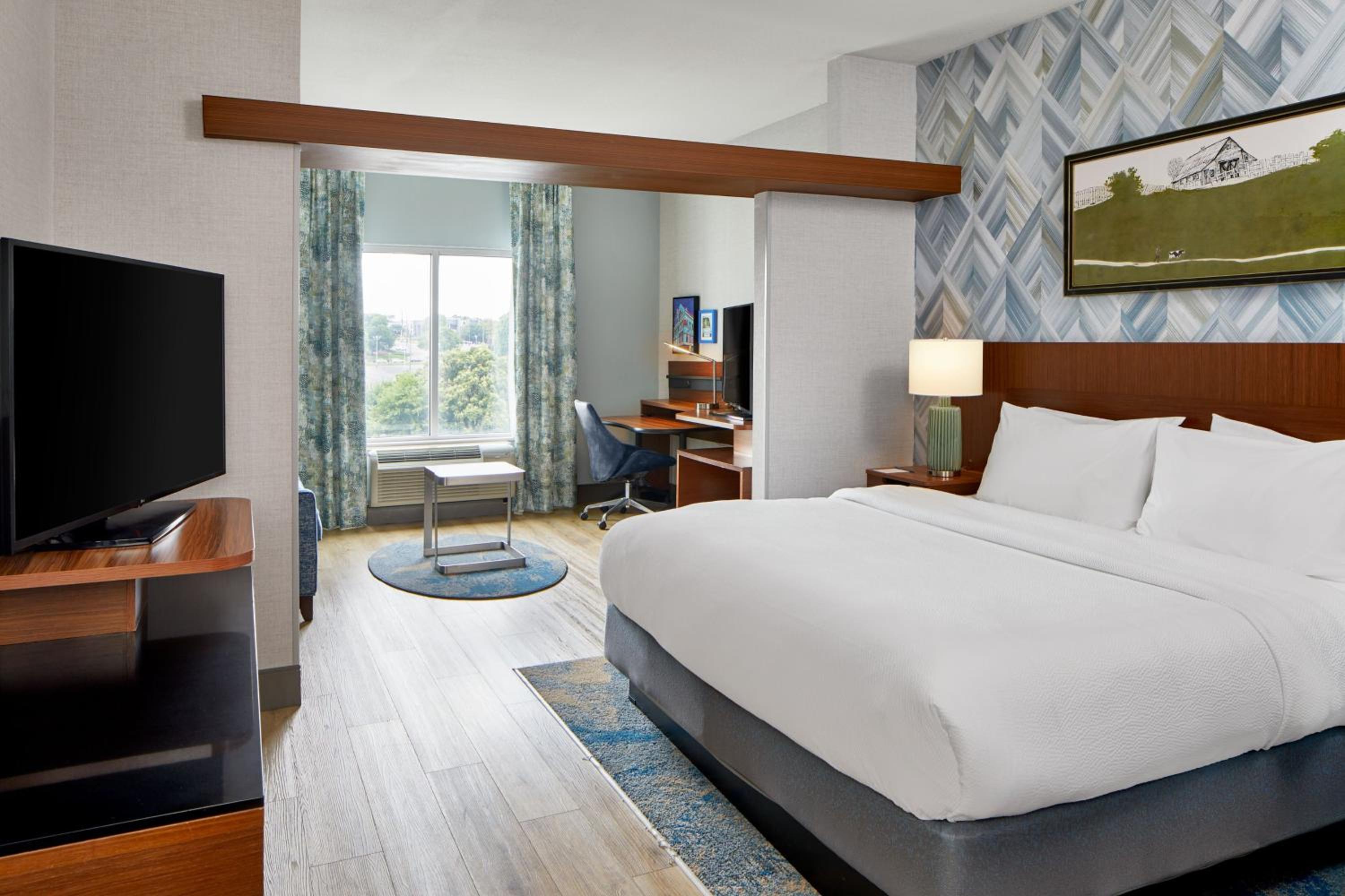 King Suite with Bathtub and Sofa Bed - Mobility Access/Hearing Accessible photo 2