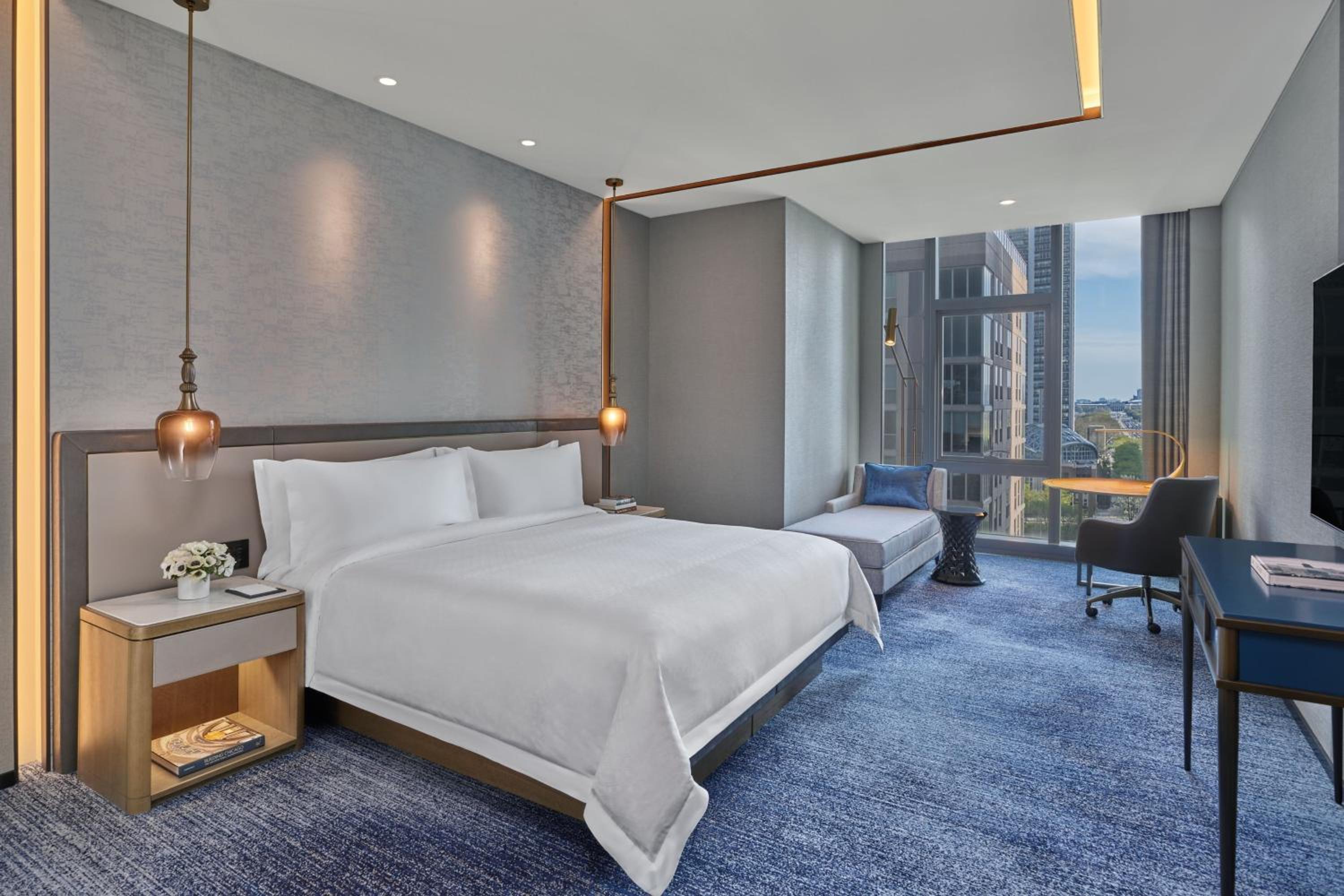 Superior King Room with City View