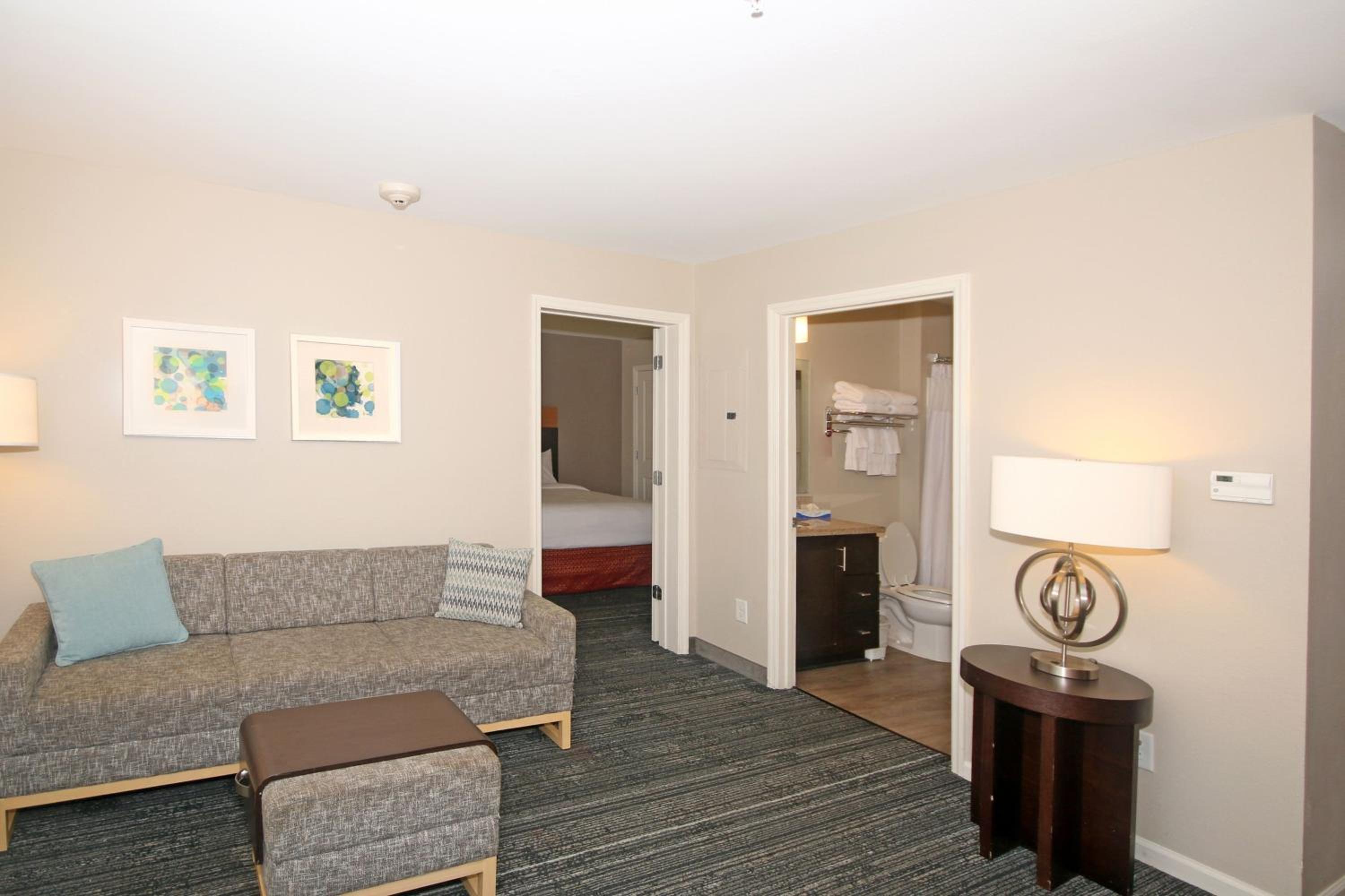 One-Bedroom Queen Suite photo 2