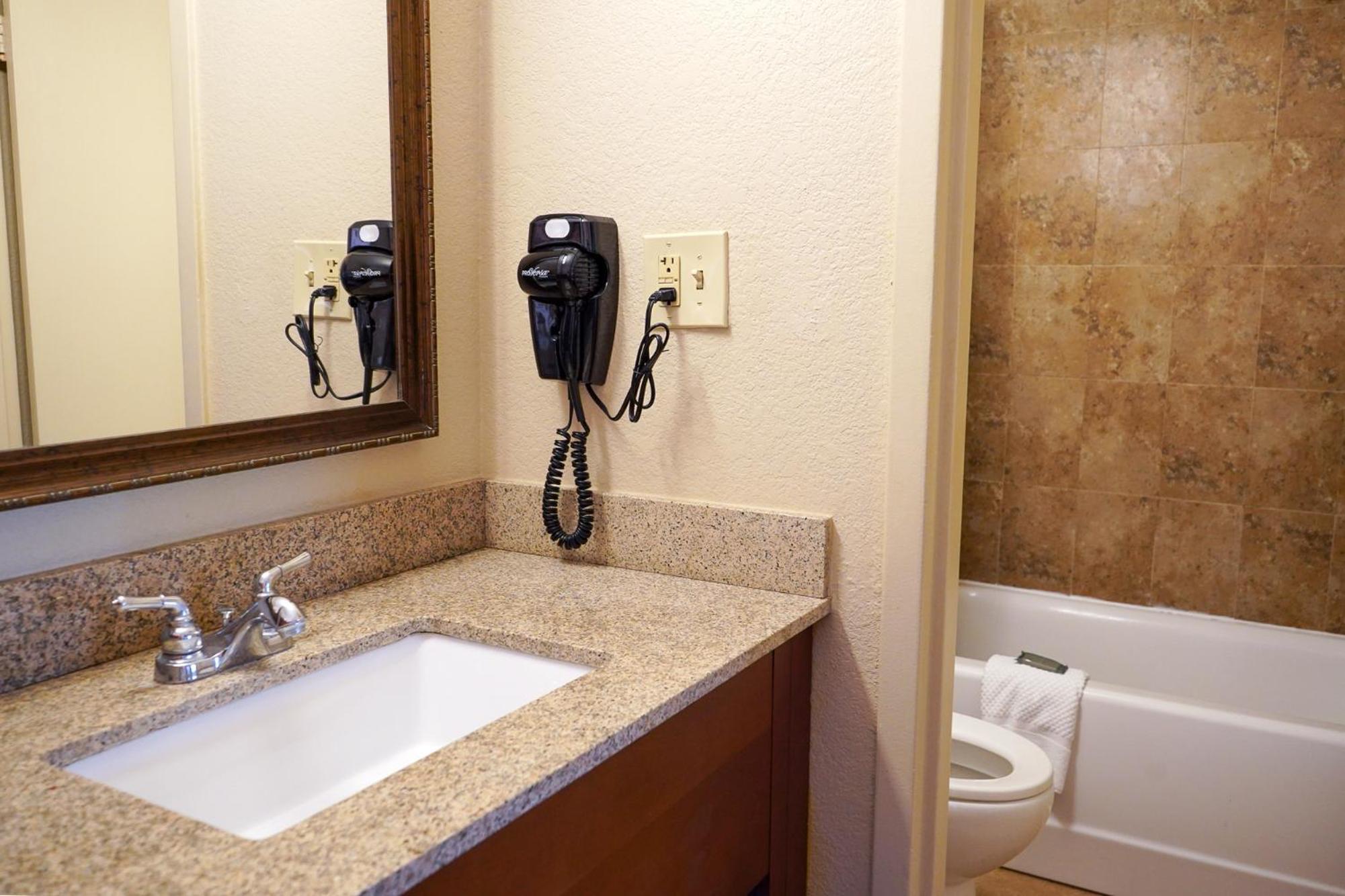 Deluxe Double Room with Two Double Beds thumbnail 6