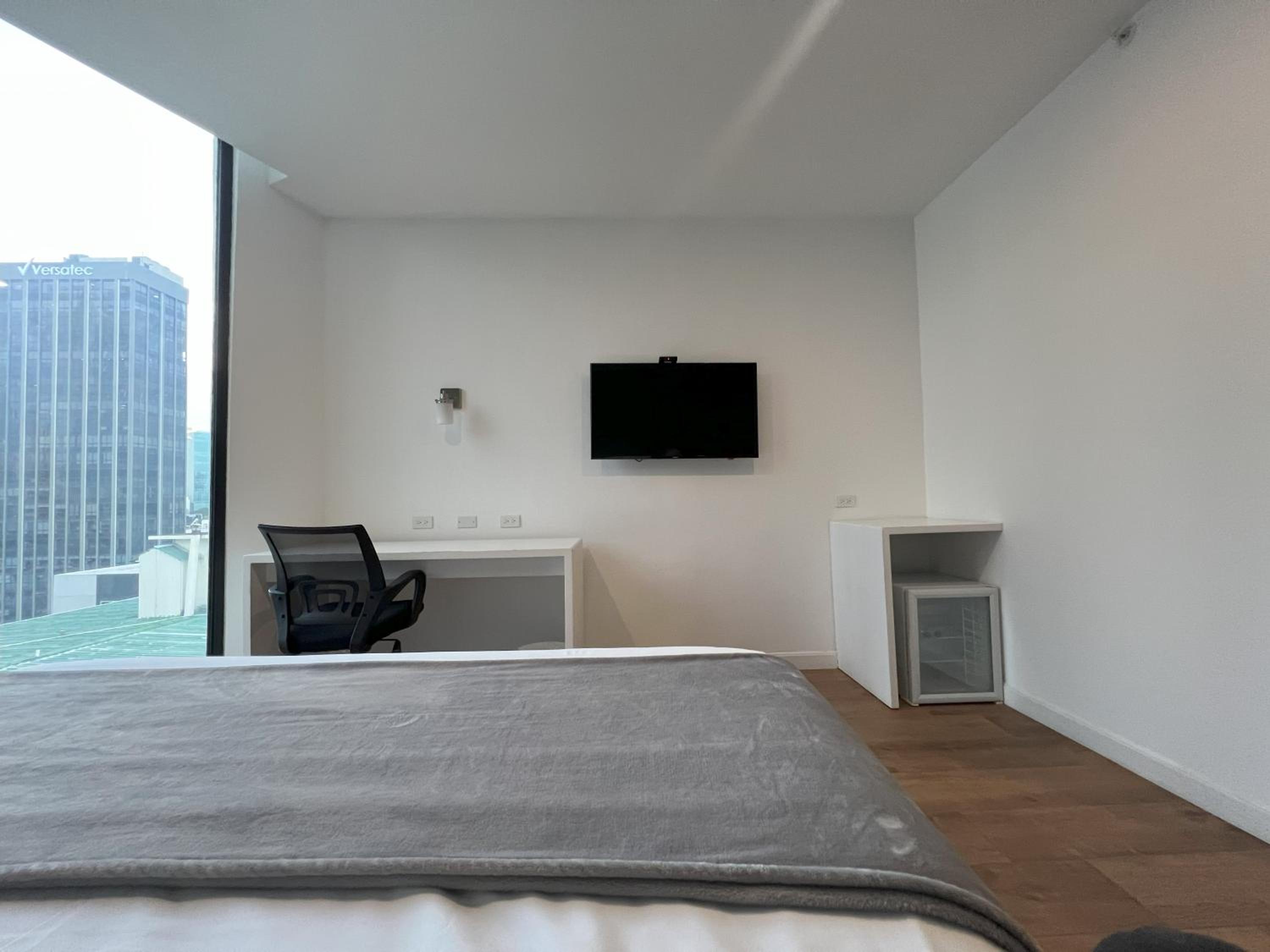 Deluxe Room – Extra-Large Bed - Photo 2