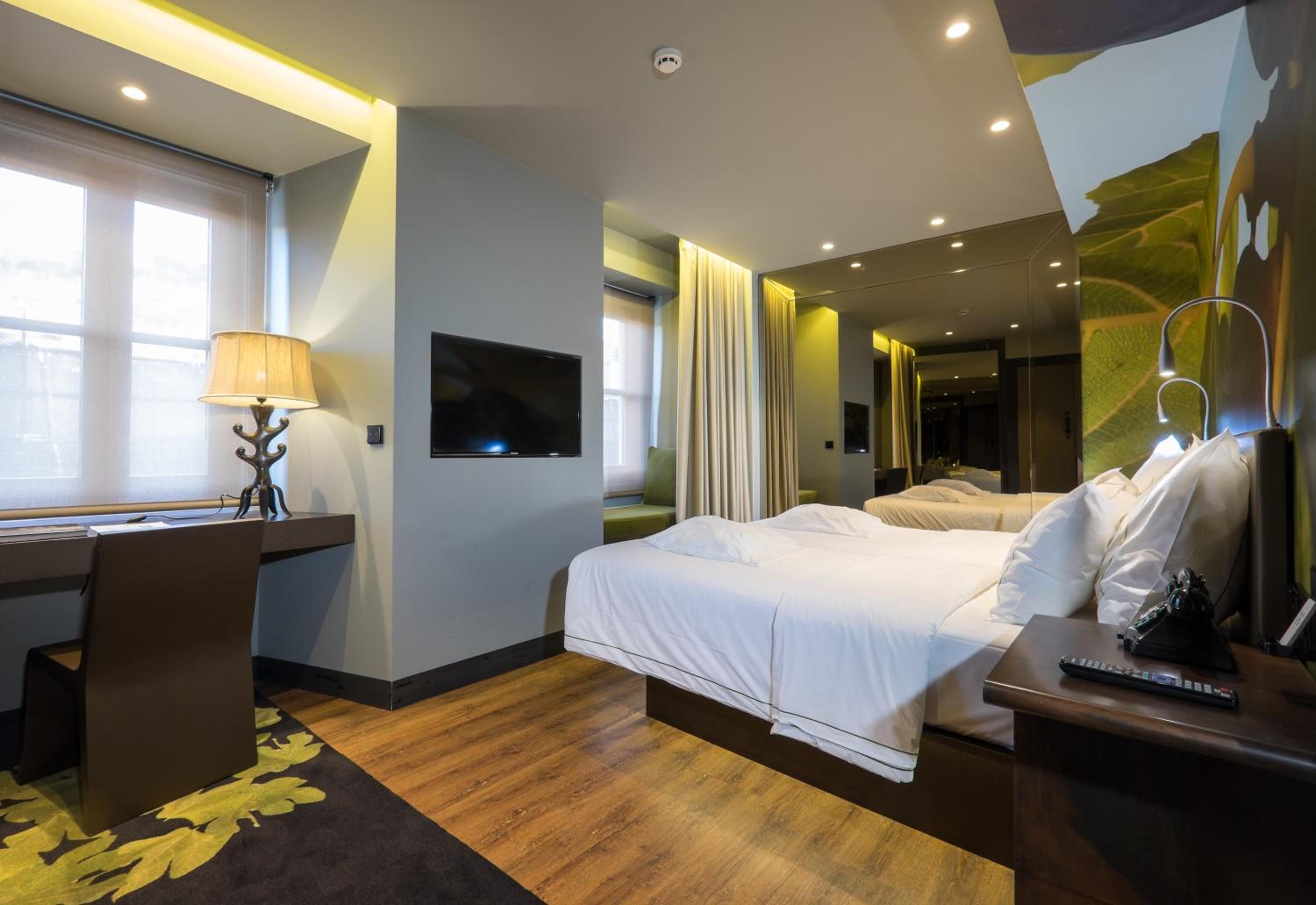 Deluxe Double Room thumbnail 6