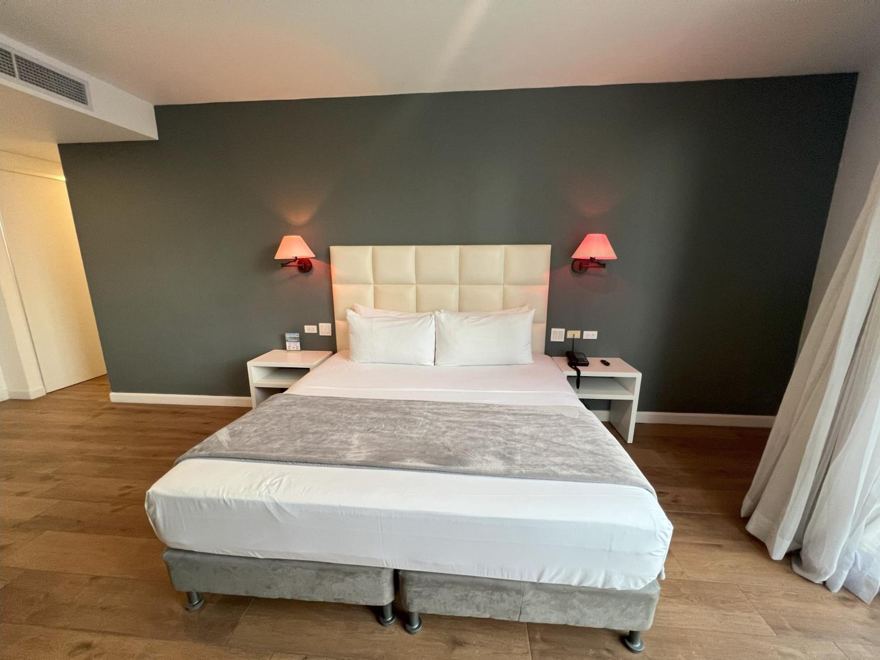 Deluxe Room – Extra-Large Bed - Photo 10