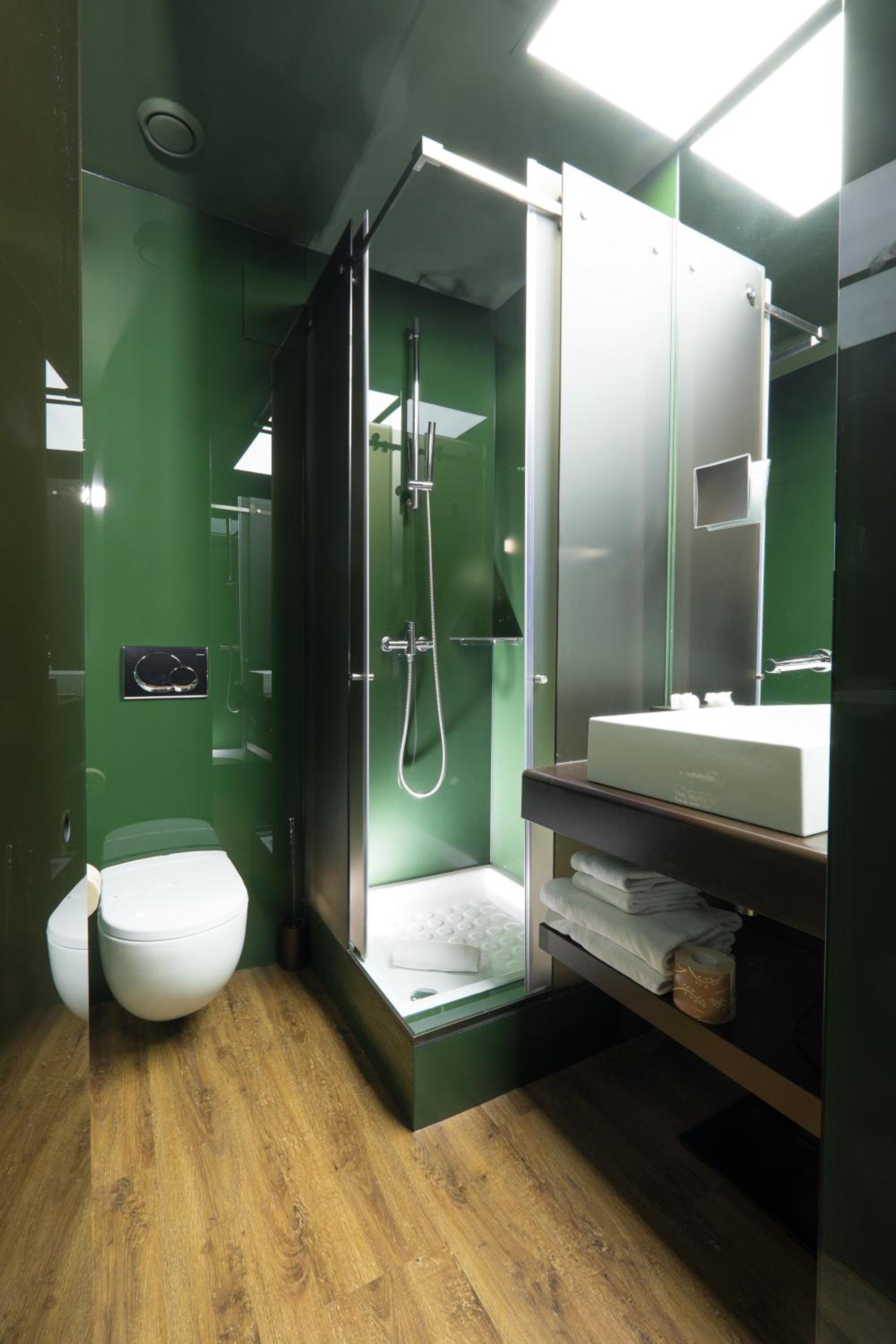 Available room thumbnail 6