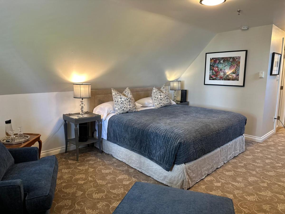 Deluxe King Suite photo 3