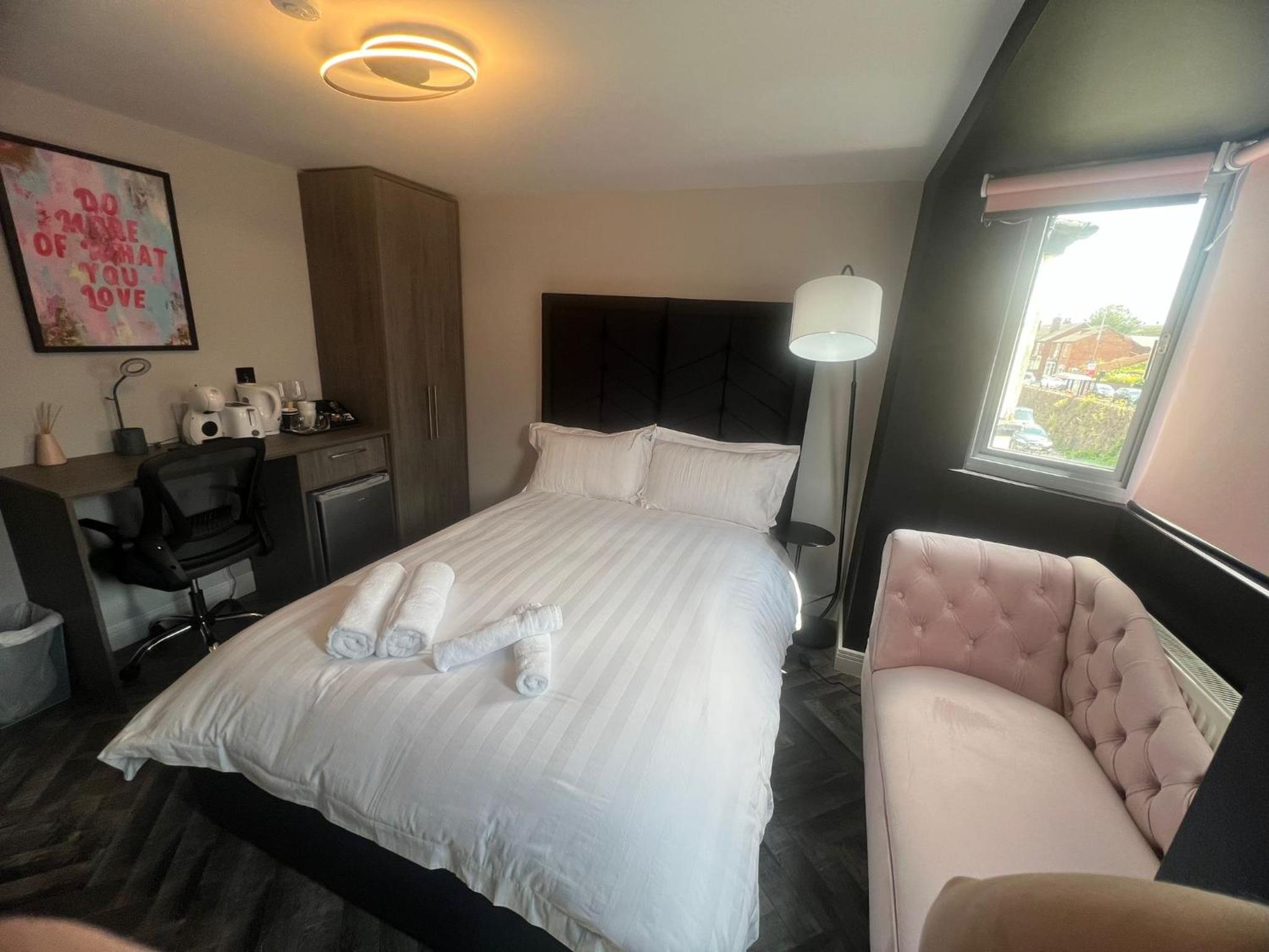 Double Room with Shared Bathroom photo 2