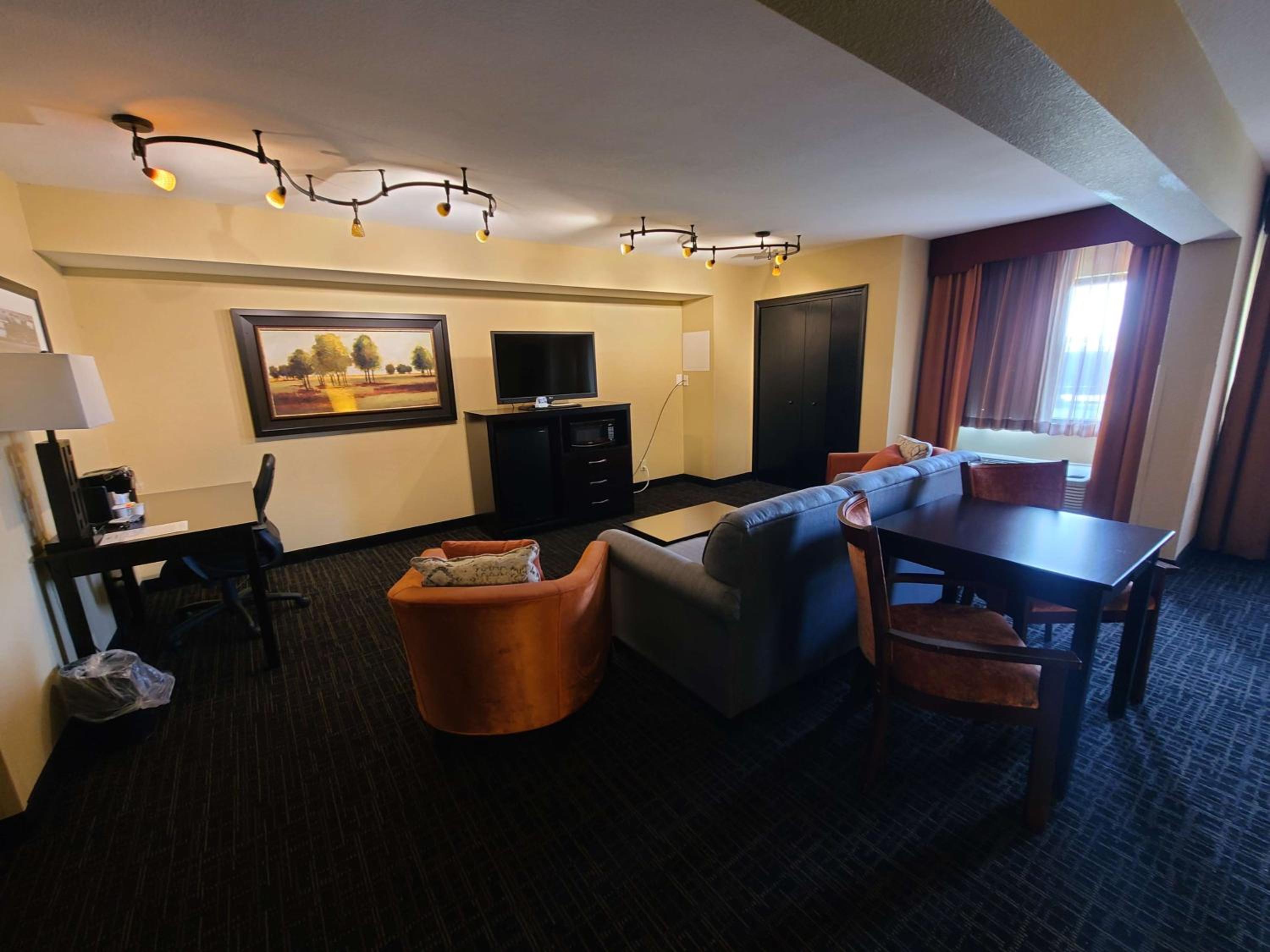Queen Suite with Two Queen Beds - Smoking photo 1