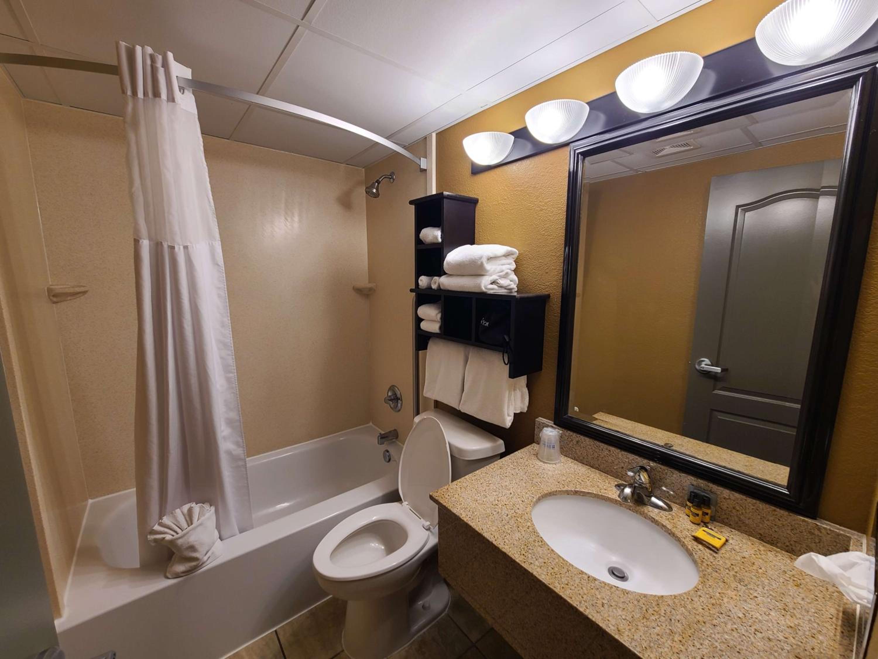 Queen Suite with Two Queen Beds - Smoking photo 3