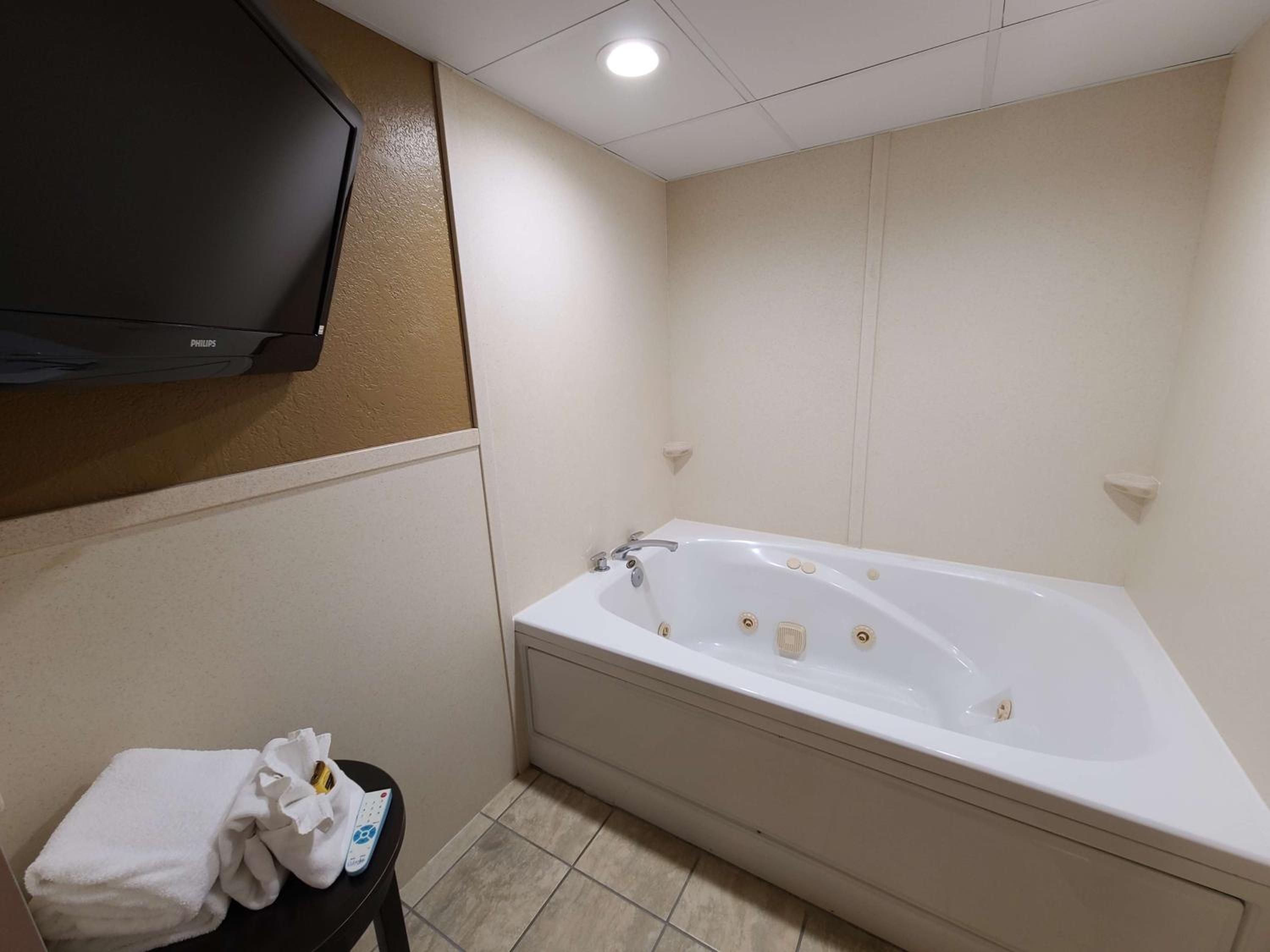 Queen Suite with Two Queen Beds - Smoking photo 2