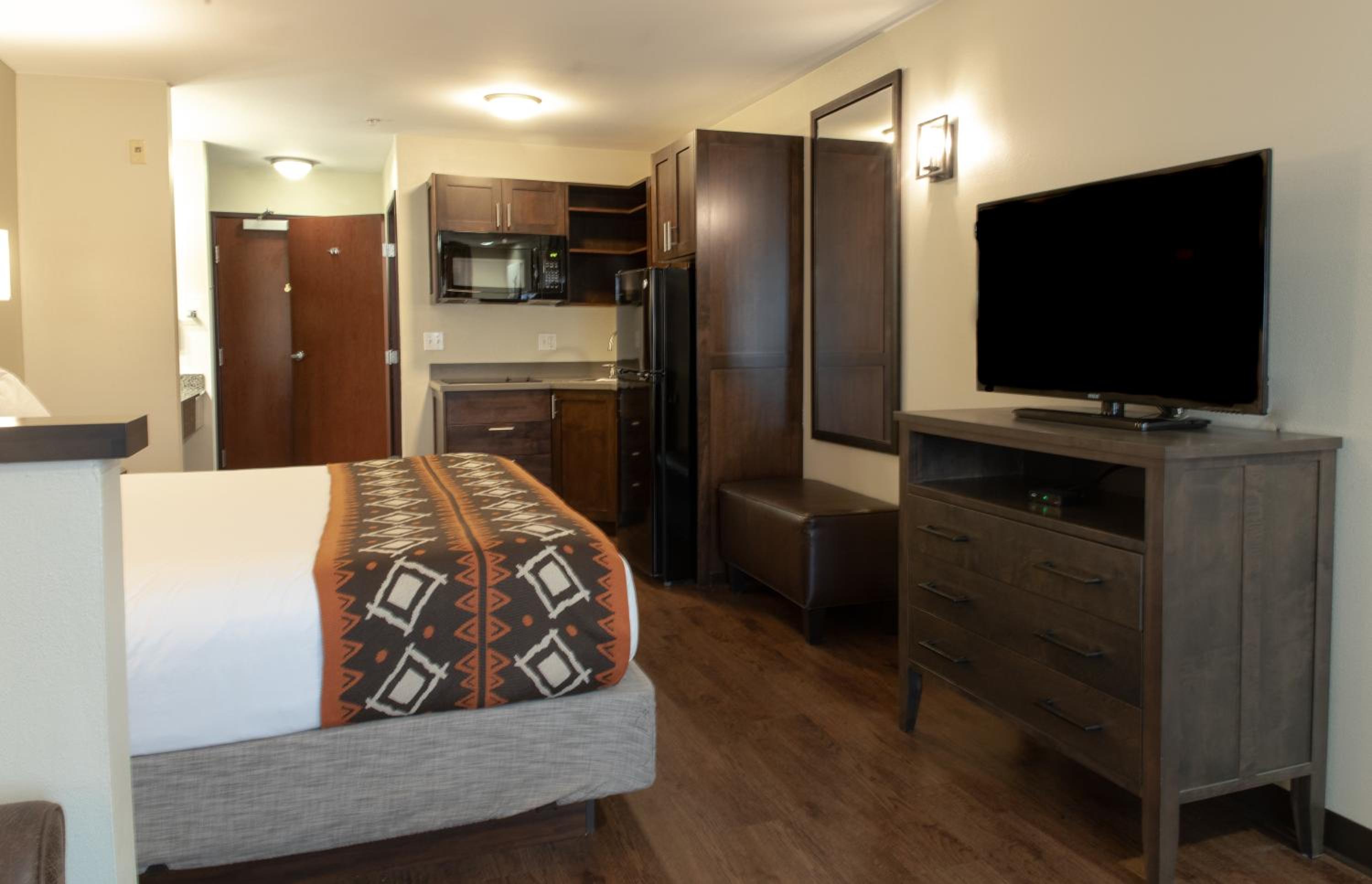 Extended Stay King Suite Kitchenette Sleeper Sofa photo 3