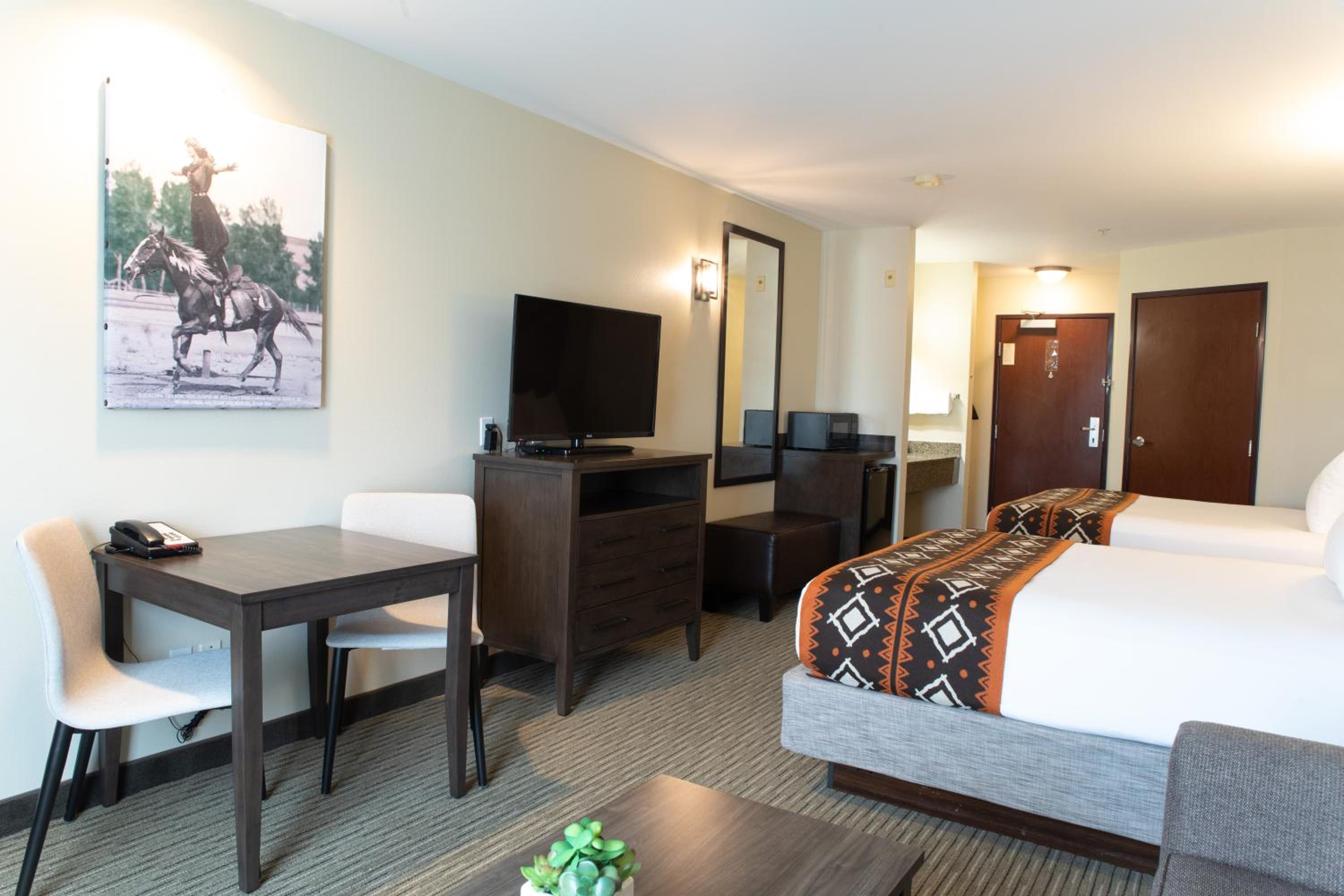 2 Queen Suite photo 3