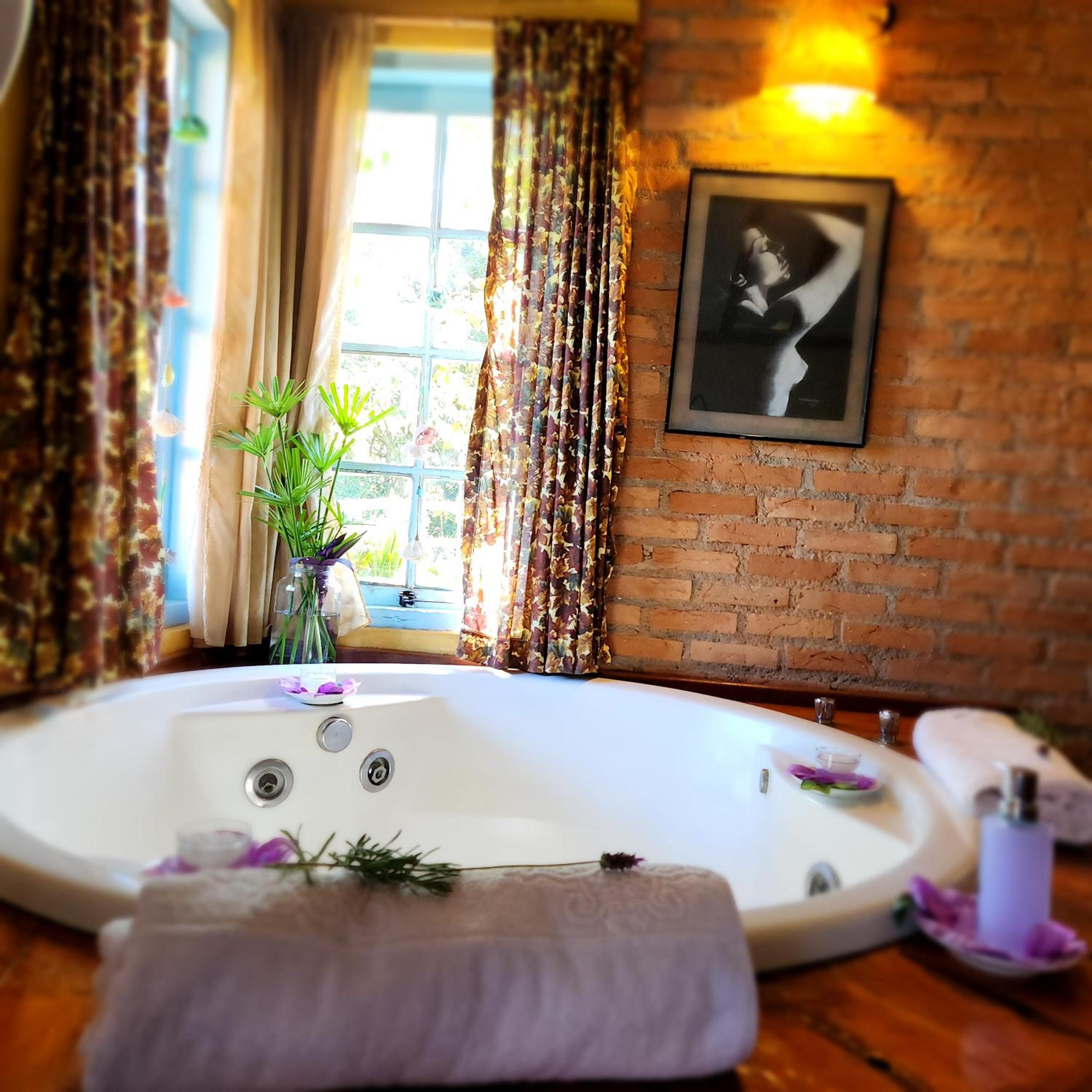 Deluxe Chalet with Hot Tub 1 photo 2