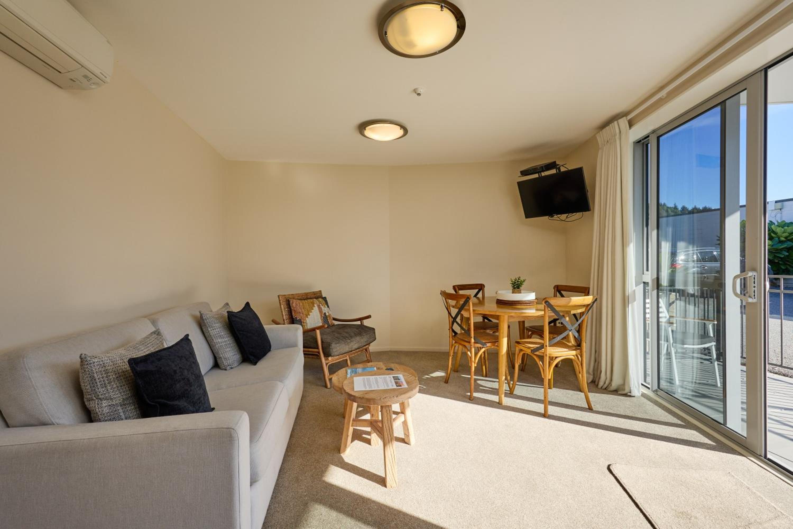 2 Bedroom Ground Floor Apartment with partial view - Photo 5