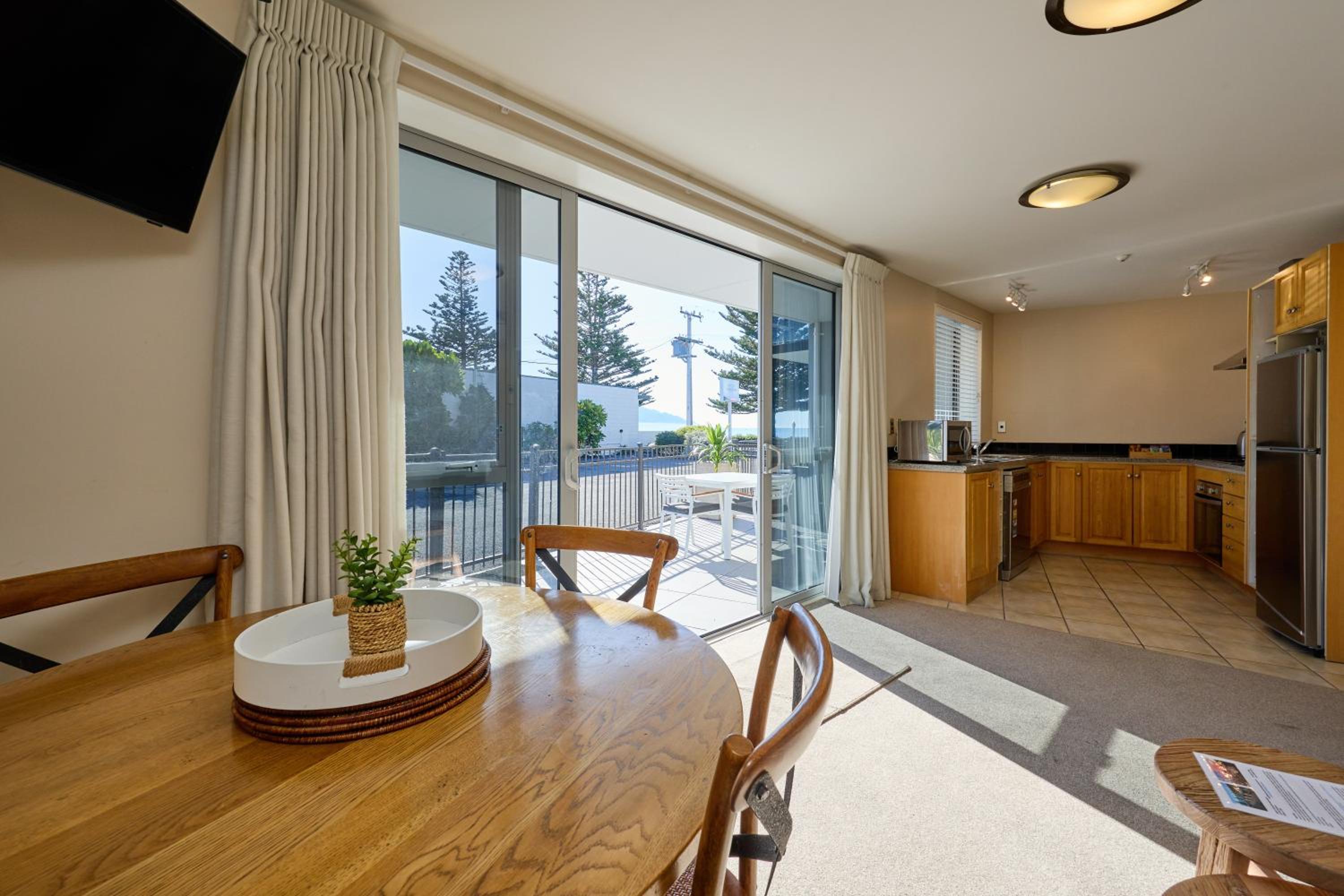 2 Bedroom Ground Floor Apartment with partial view - Photo 4